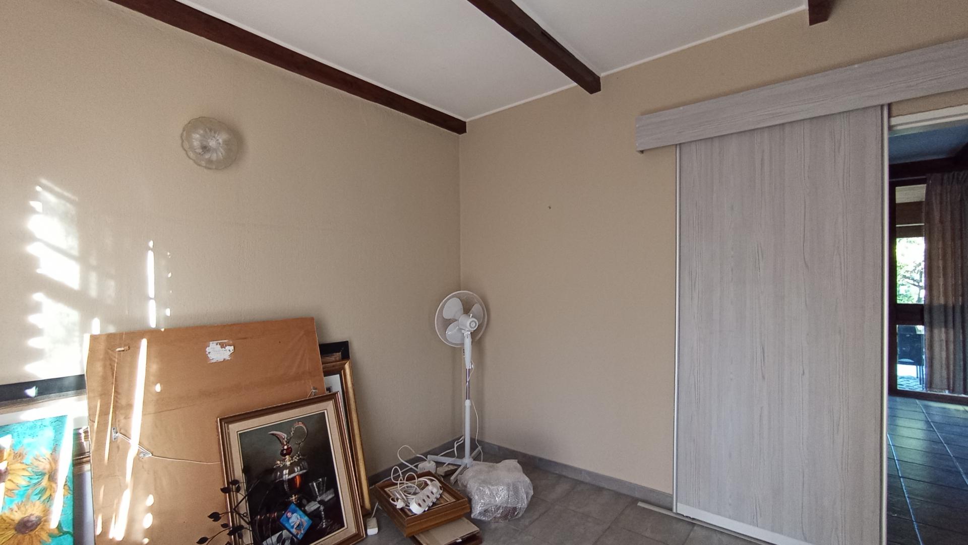 Bed Room 1 - 13 square meters of property in Constantia Kloof