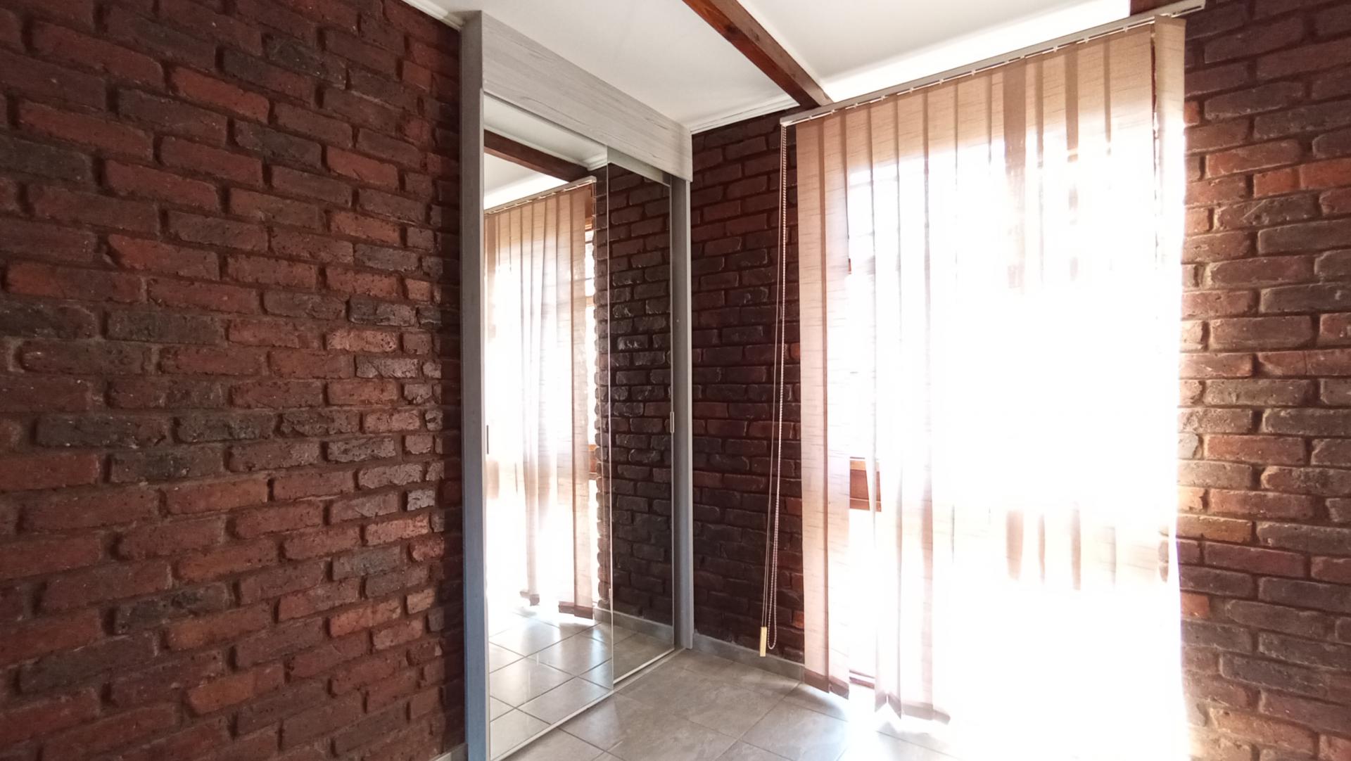 Bed Room 1 - 13 square meters of property in Constantia Kloof