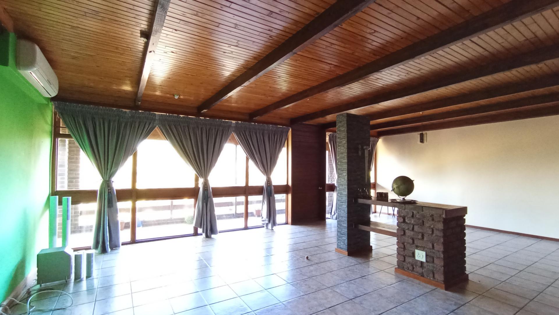 Lounges - 57 square meters of property in Constantia Kloof
