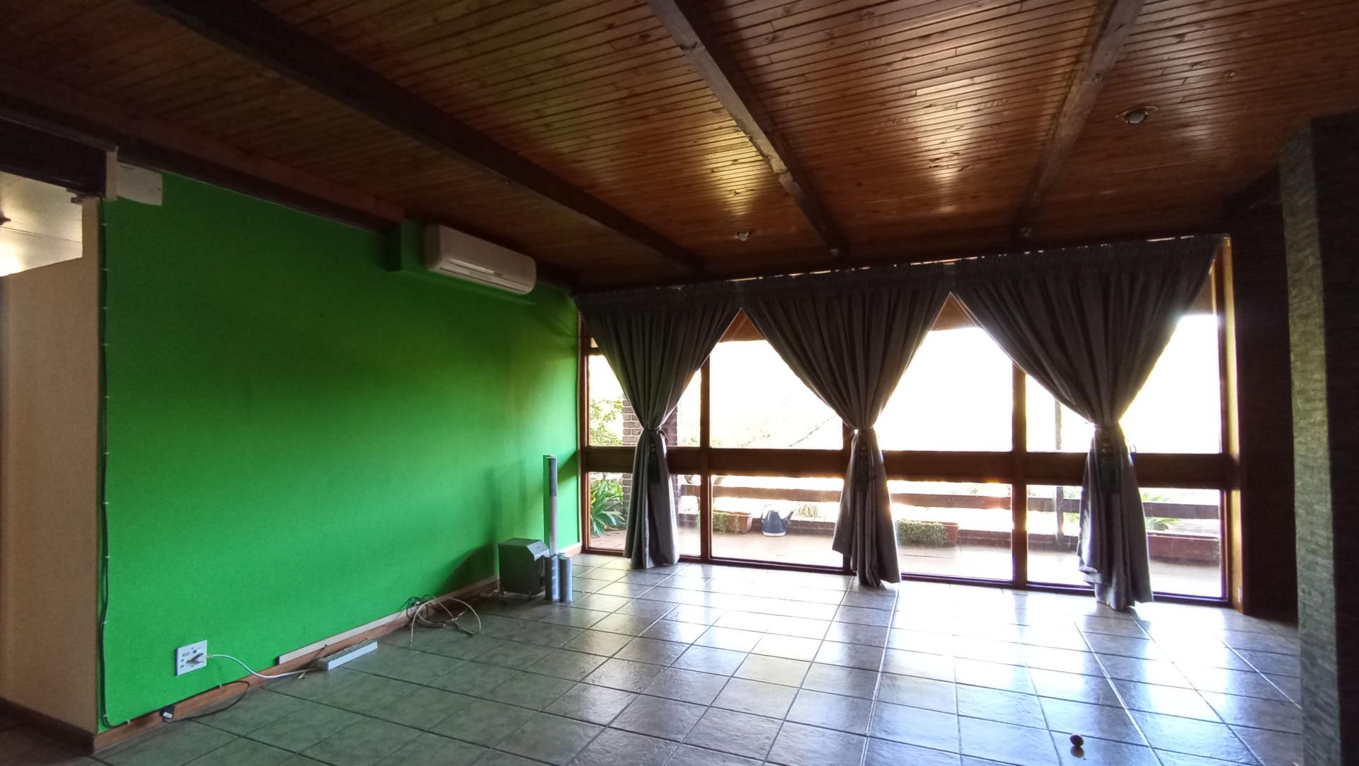 Lounges - 57 square meters of property in Constantia Kloof