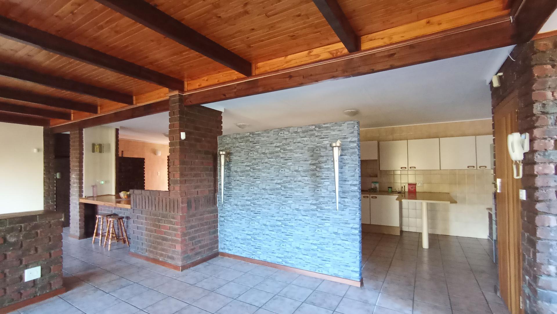 Lounges - 57 square meters of property in Constantia Kloof