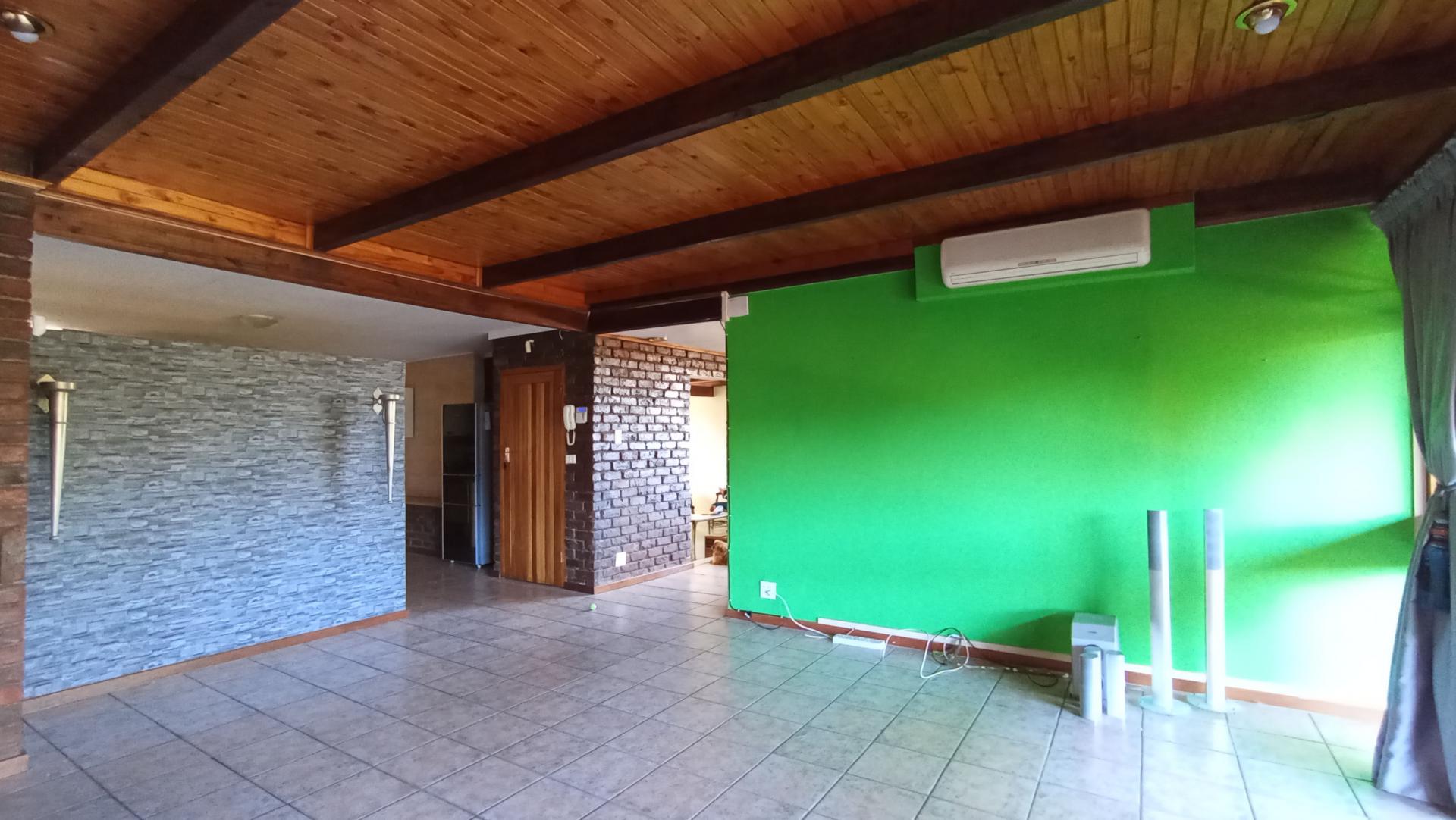 Lounges - 57 square meters of property in Constantia Kloof