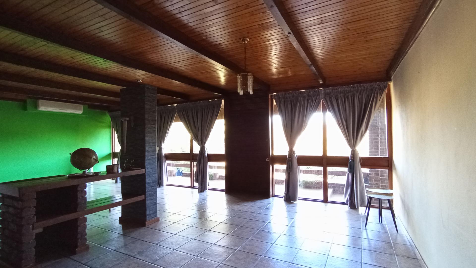 Lounges - 57 square meters of property in Constantia Kloof