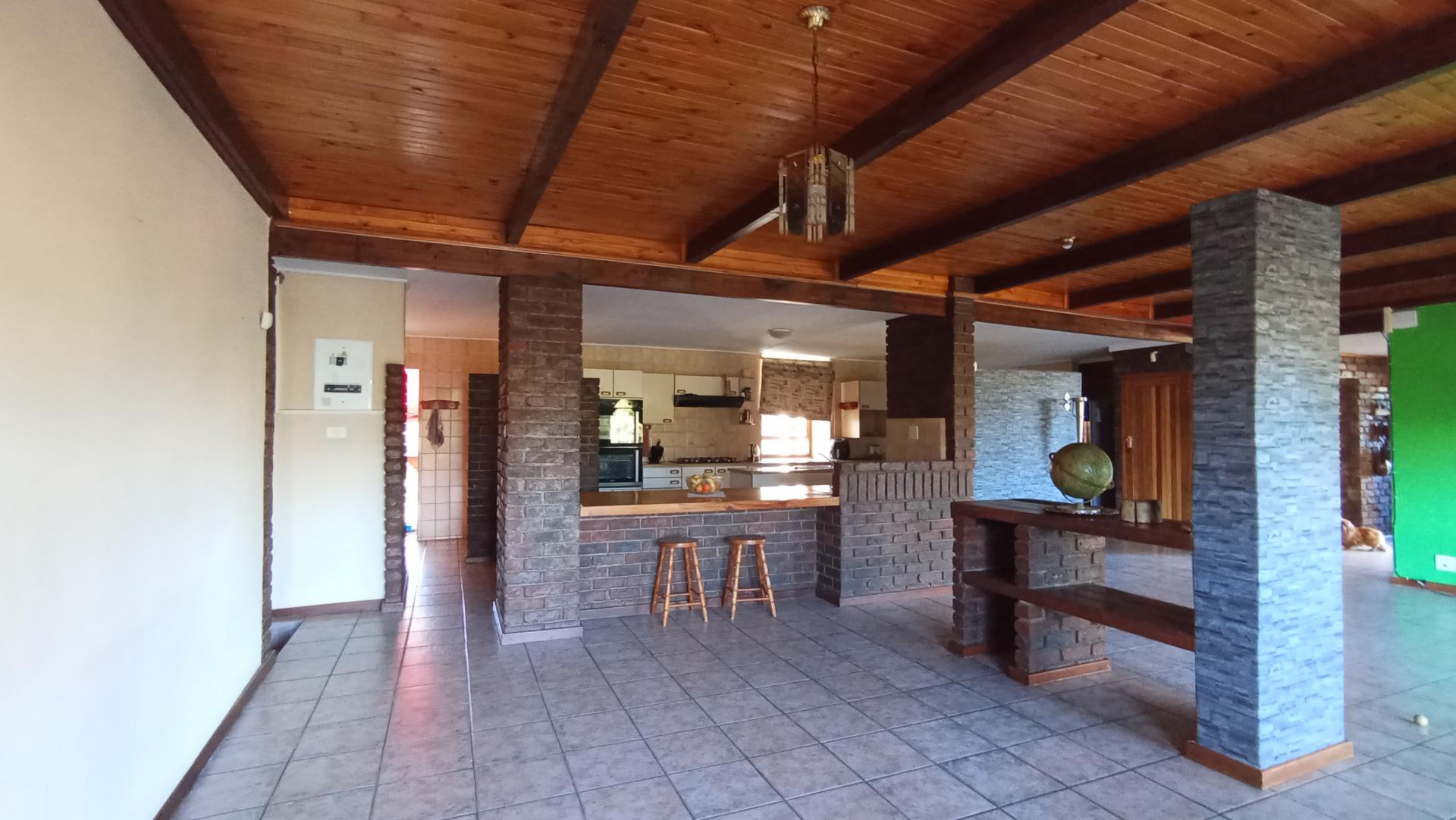 Lounges - 57 square meters of property in Constantia Kloof