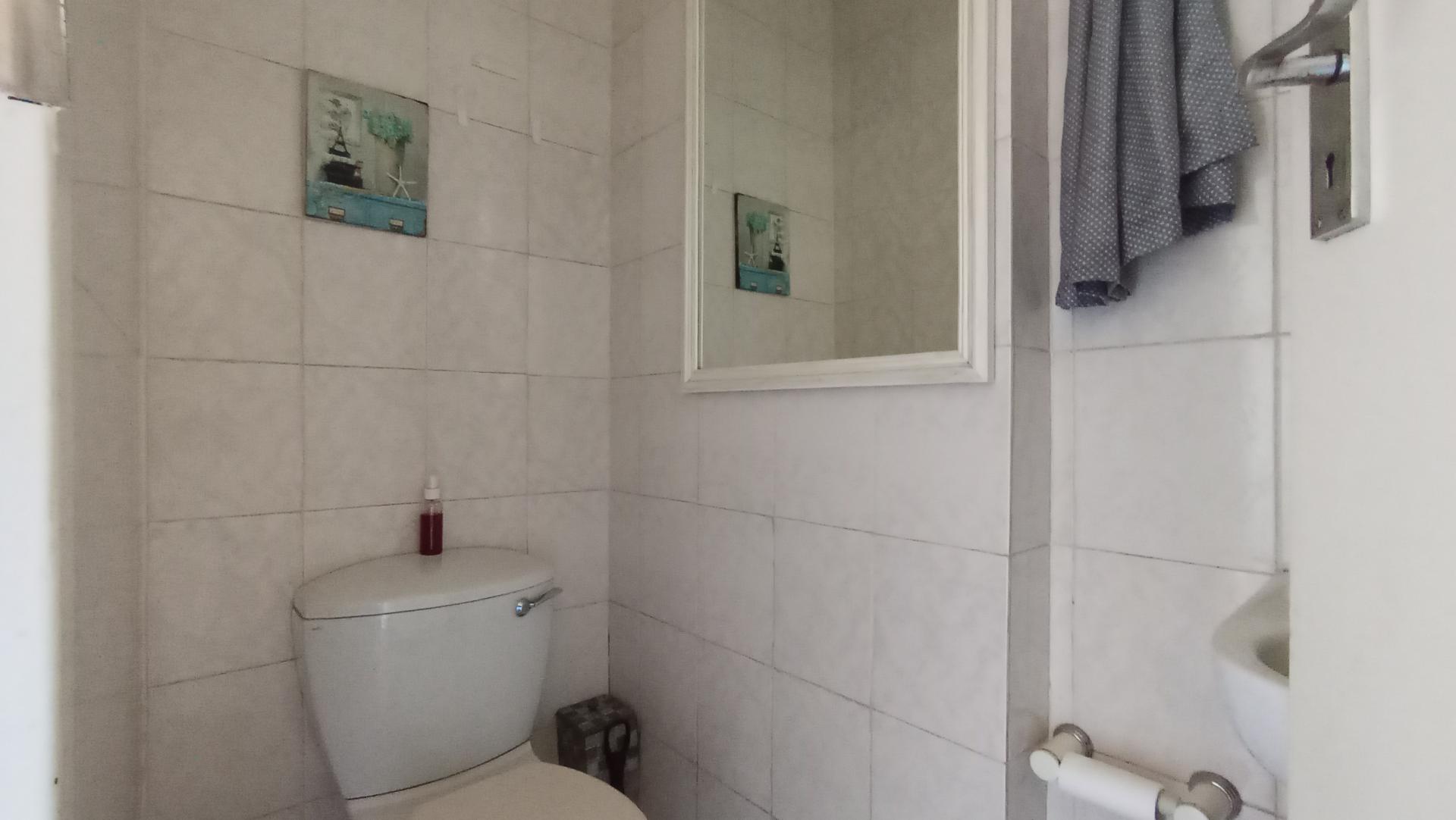 Guest Toilet - 3 square meters of property in Constantia Kloof