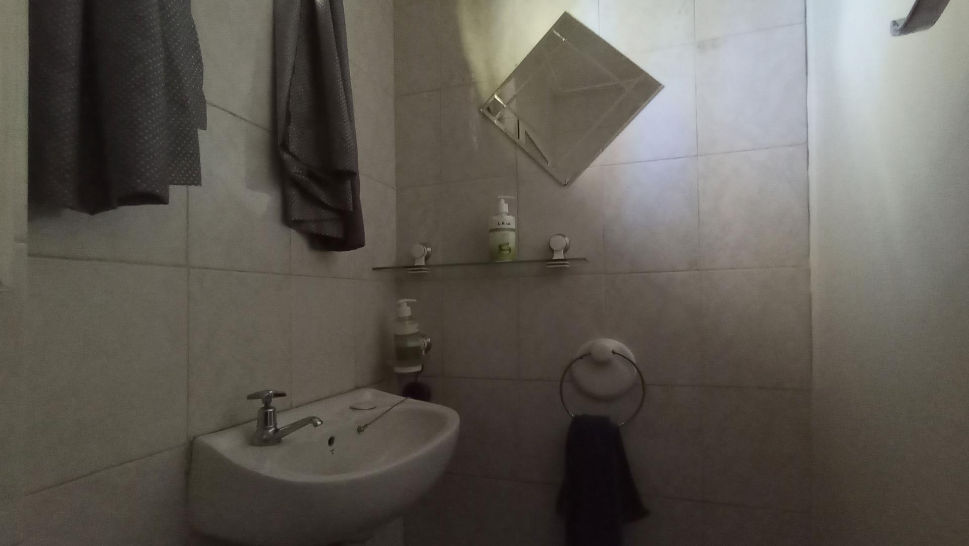 Guest Toilet - 3 square meters of property in Constantia Kloof