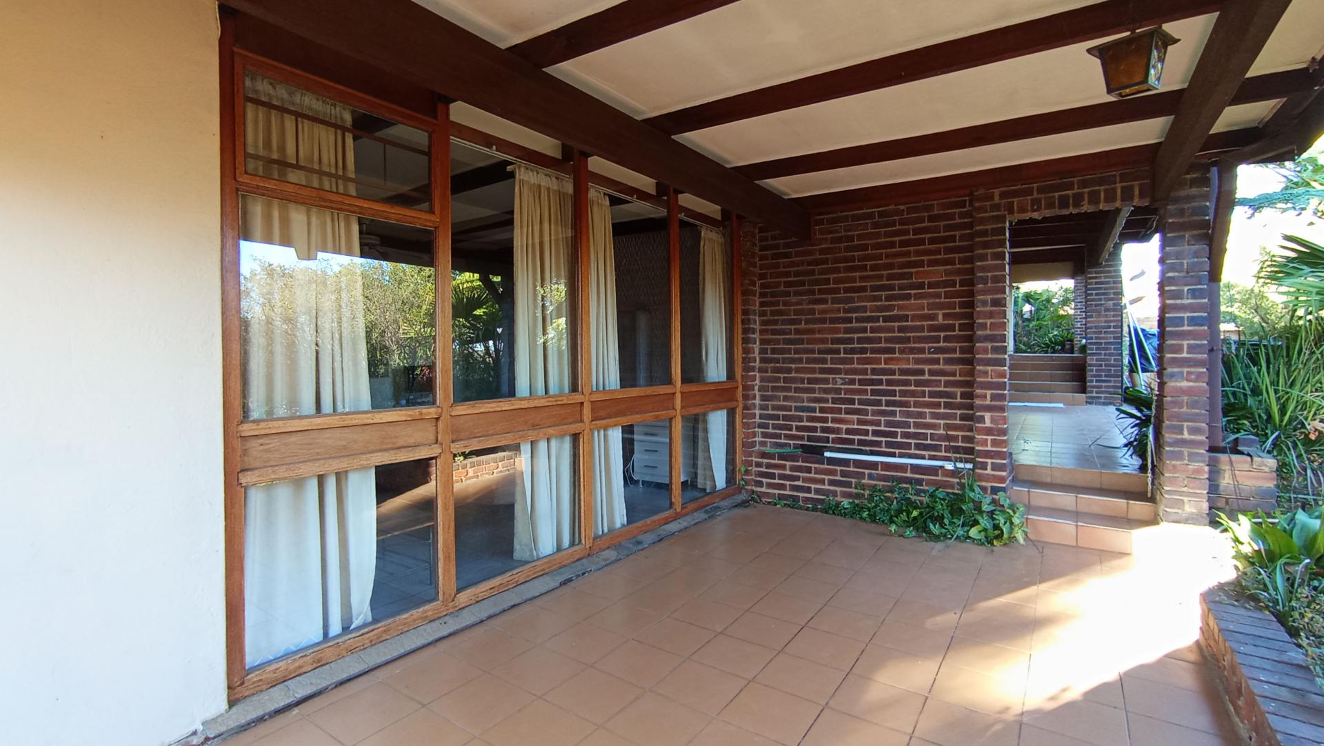 Patio - 101 square meters of property in Constantia Kloof