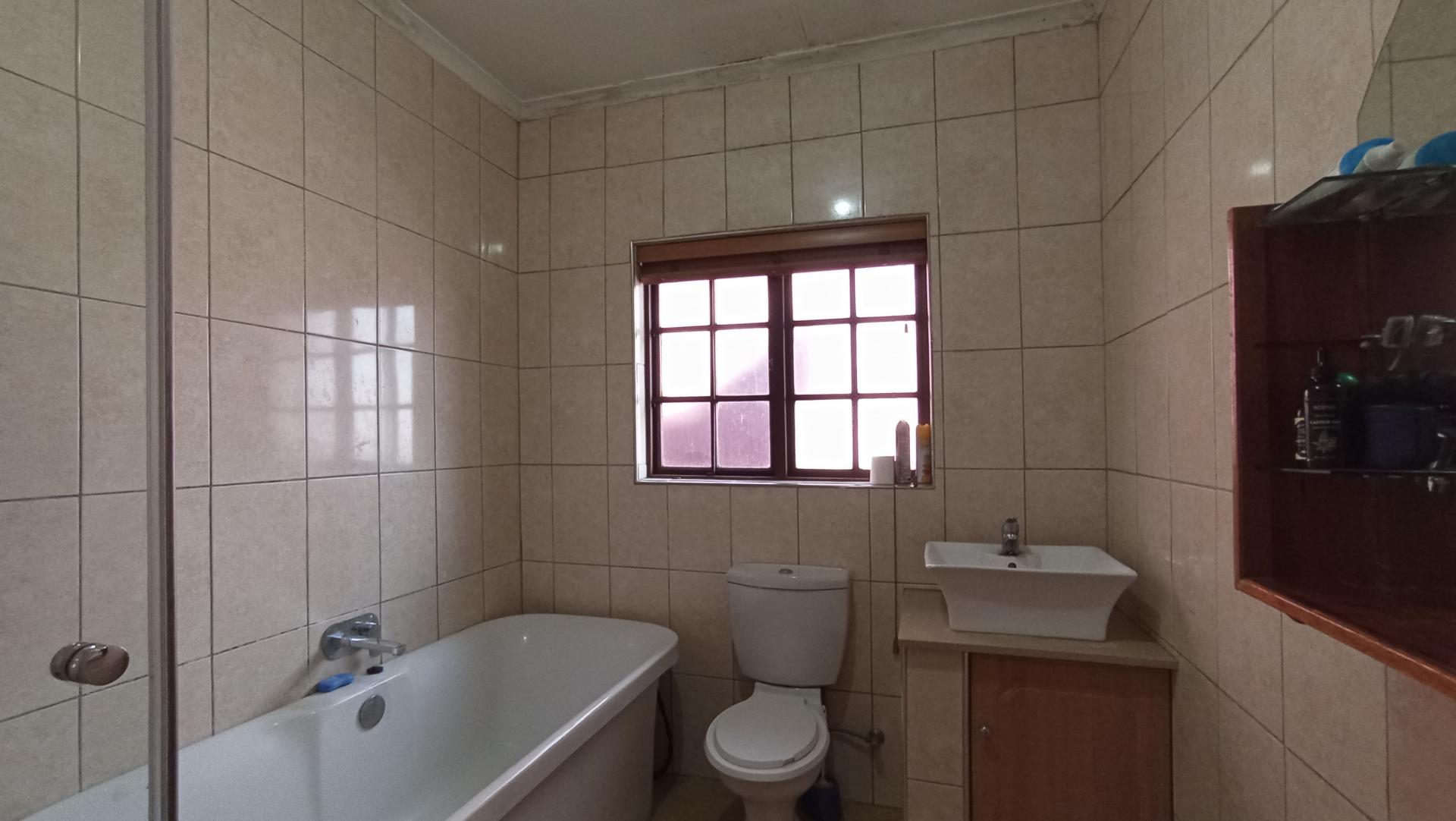 Main Bathroom - 7 square meters of property in Westdene (JHB)