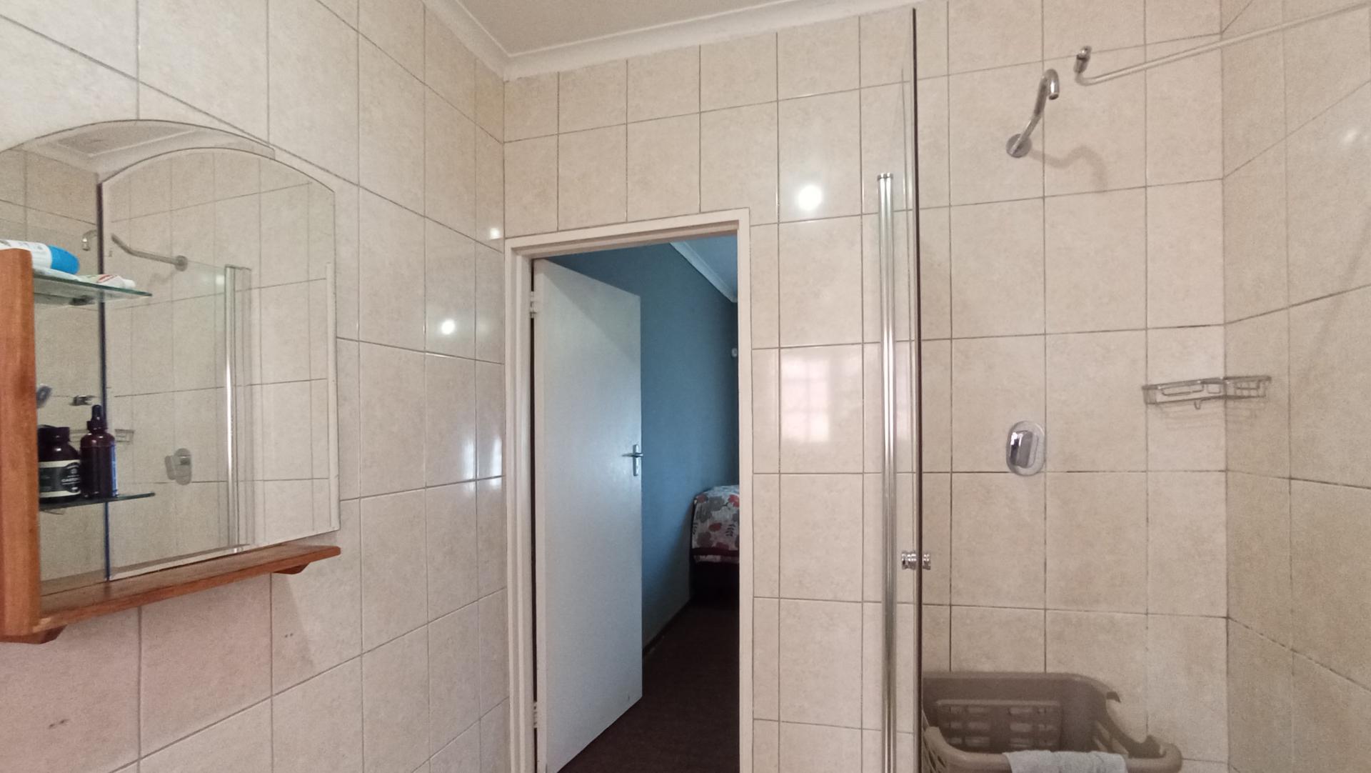 Main Bathroom - 7 square meters of property in Westdene (JHB)