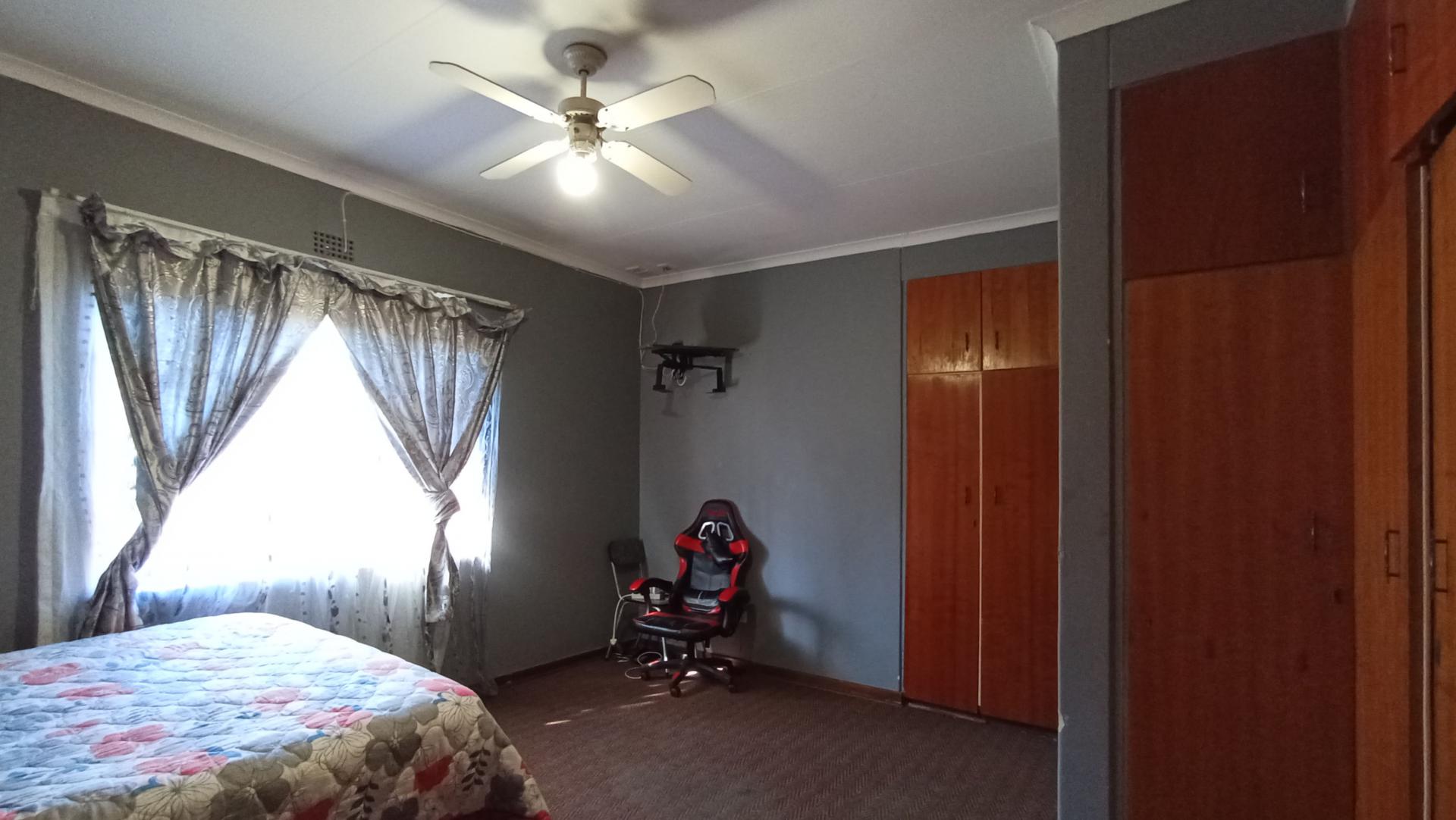 Main Bedroom - 20 square meters of property in Westdene (JHB)