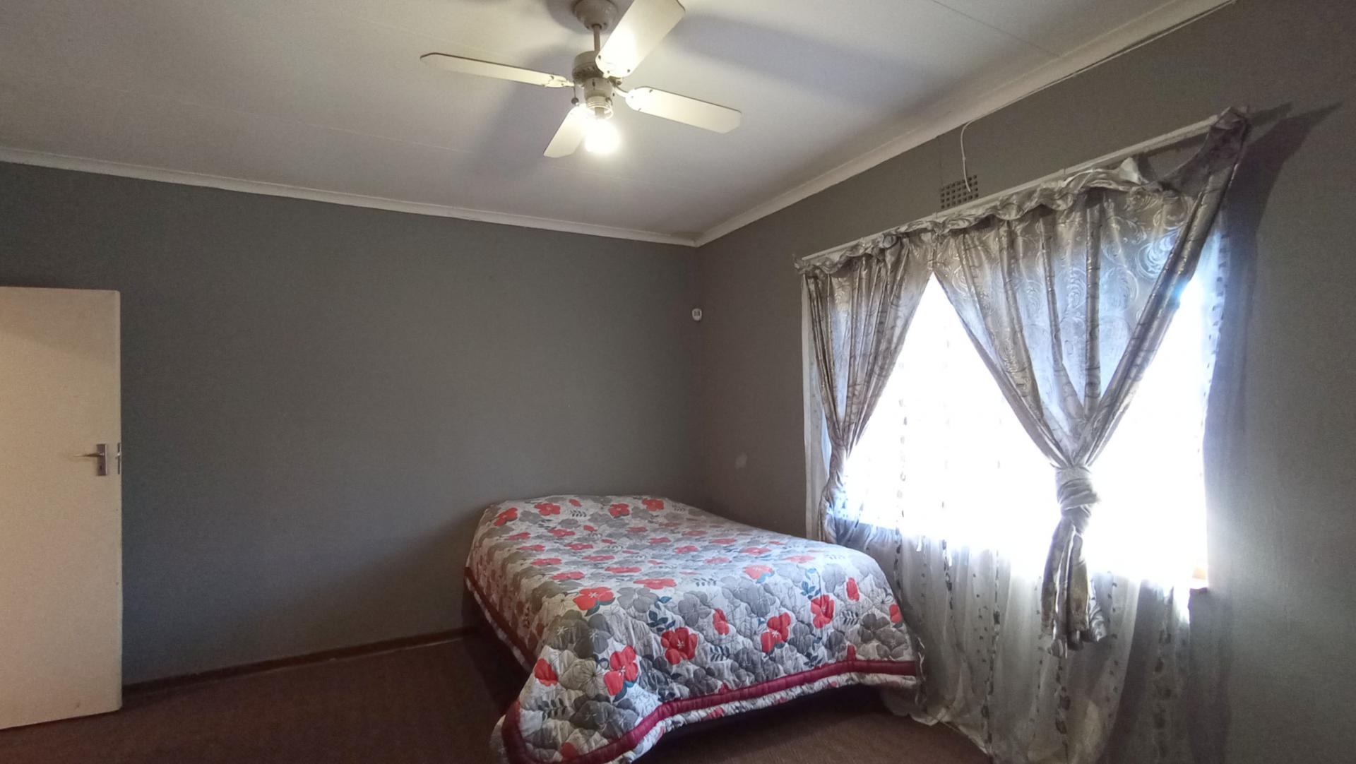 Main Bedroom - 20 square meters of property in Westdene (JHB)