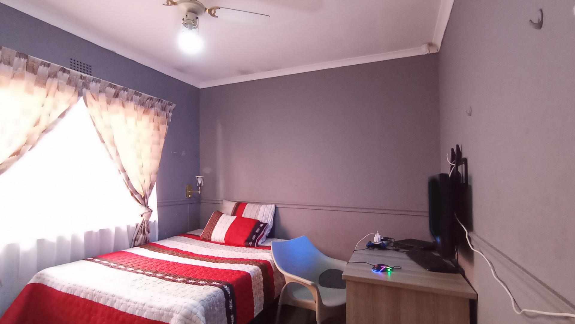 Bed Room 2 - 11 square meters of property in Westdene (JHB)