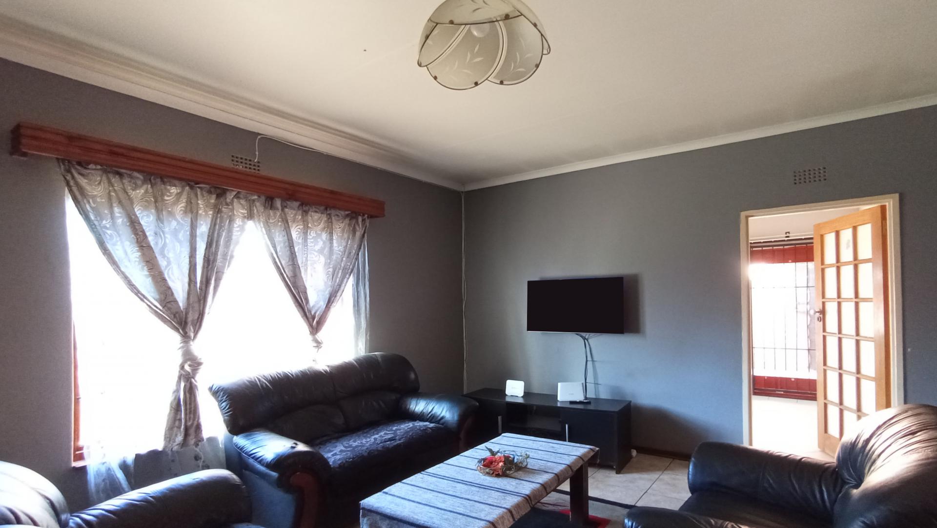 Lounges - 20 square meters of property in Westdene (JHB)