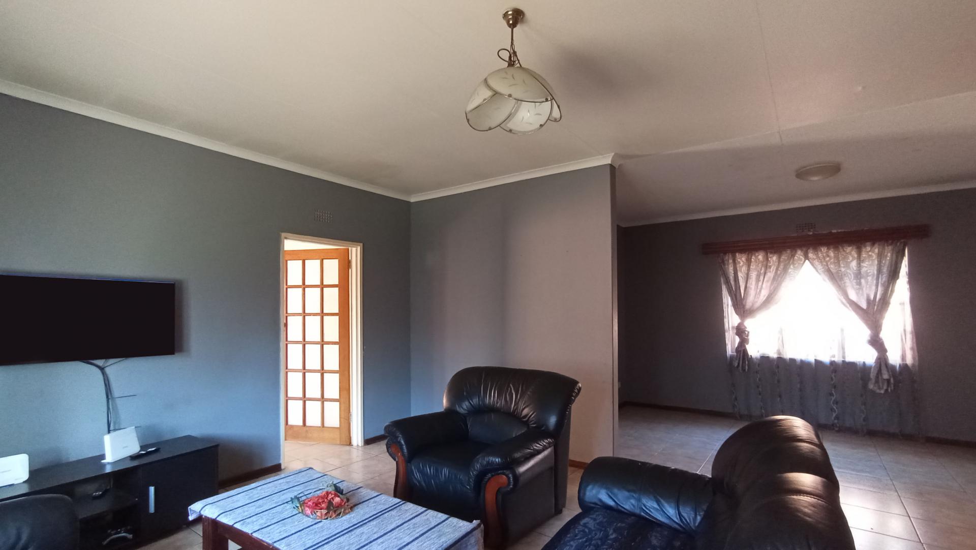 Lounges - 20 square meters of property in Westdene (JHB)