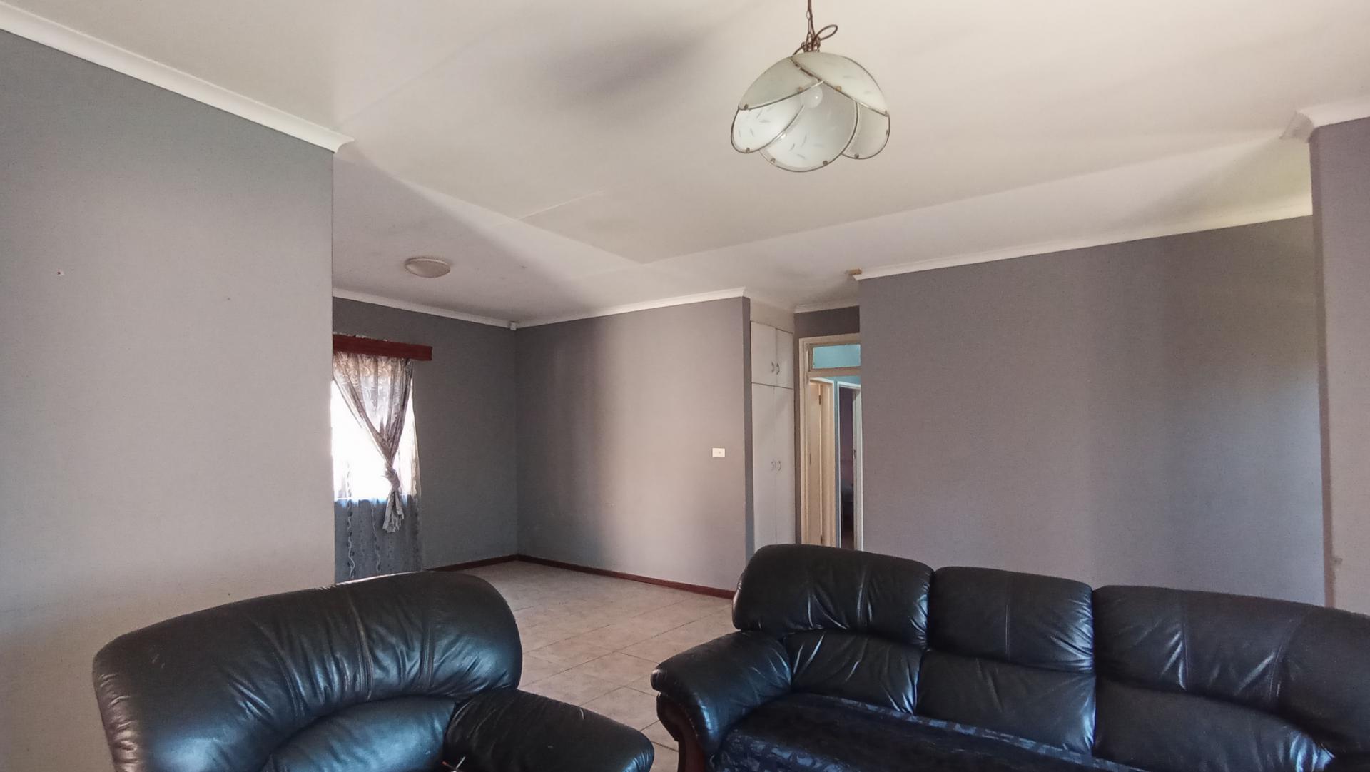Lounges - 20 square meters of property in Westdene (JHB)
