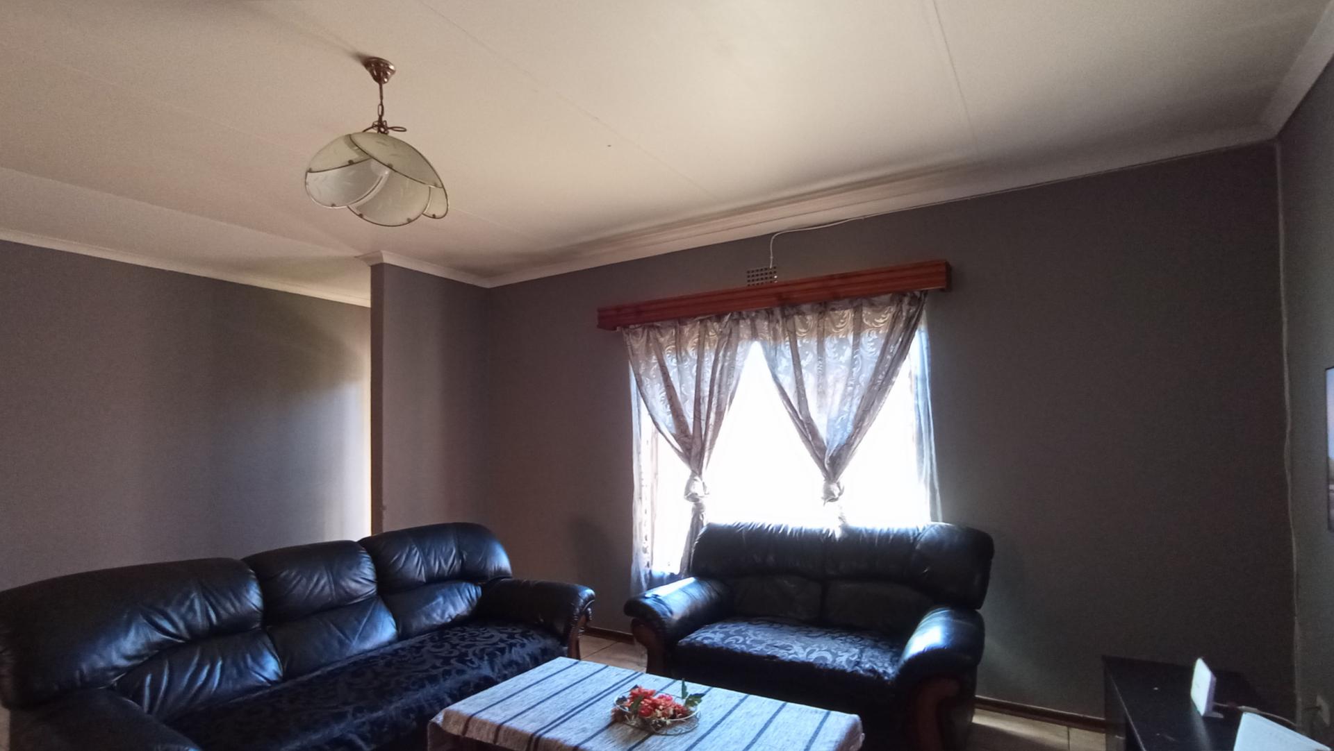 Lounges - 20 square meters of property in Westdene (JHB)