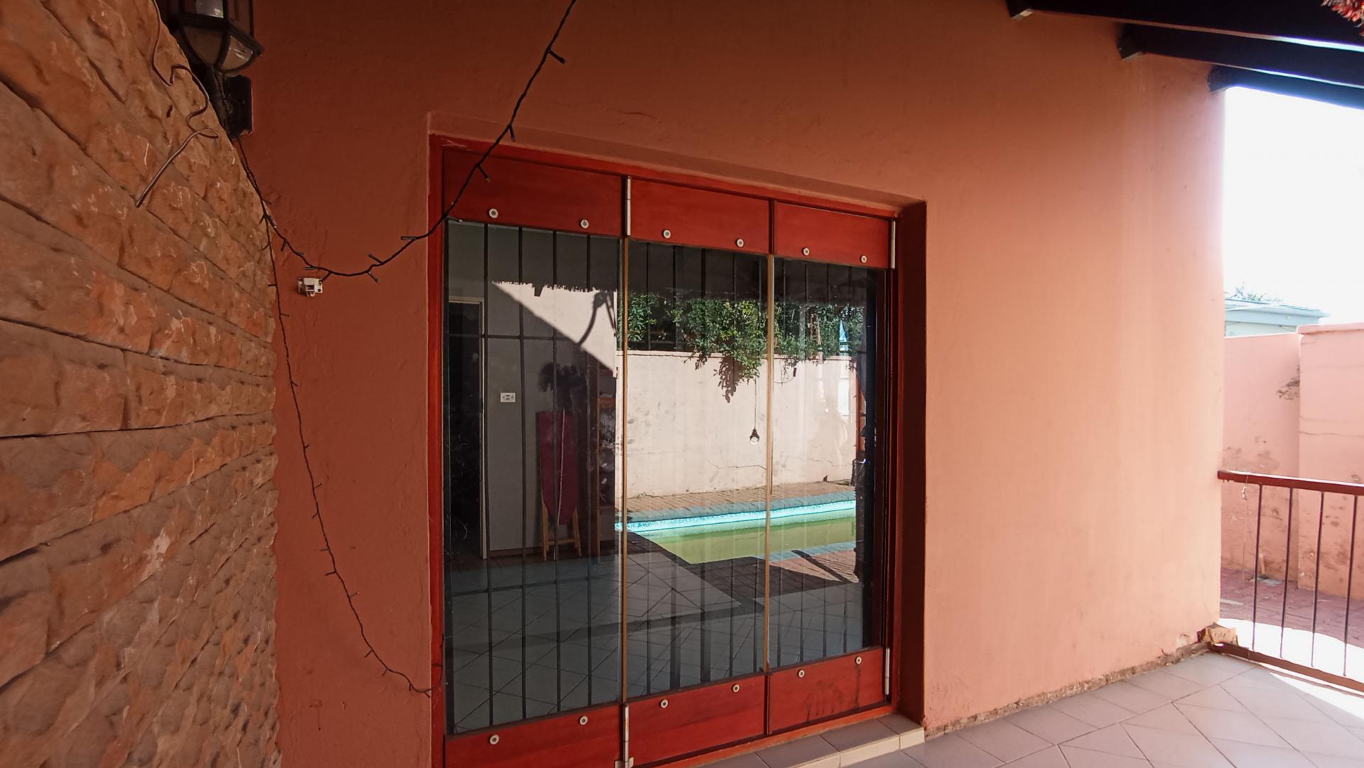 Patio - 11 square meters of property in Westdene (JHB)