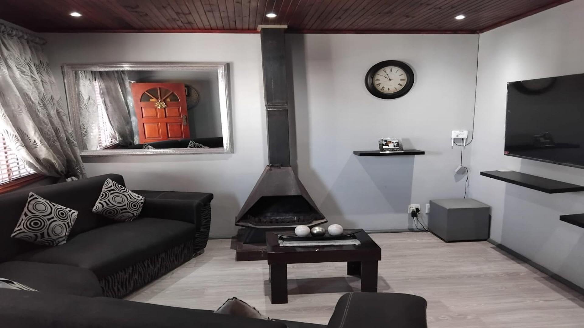 Lounges of property in Lavender Hill