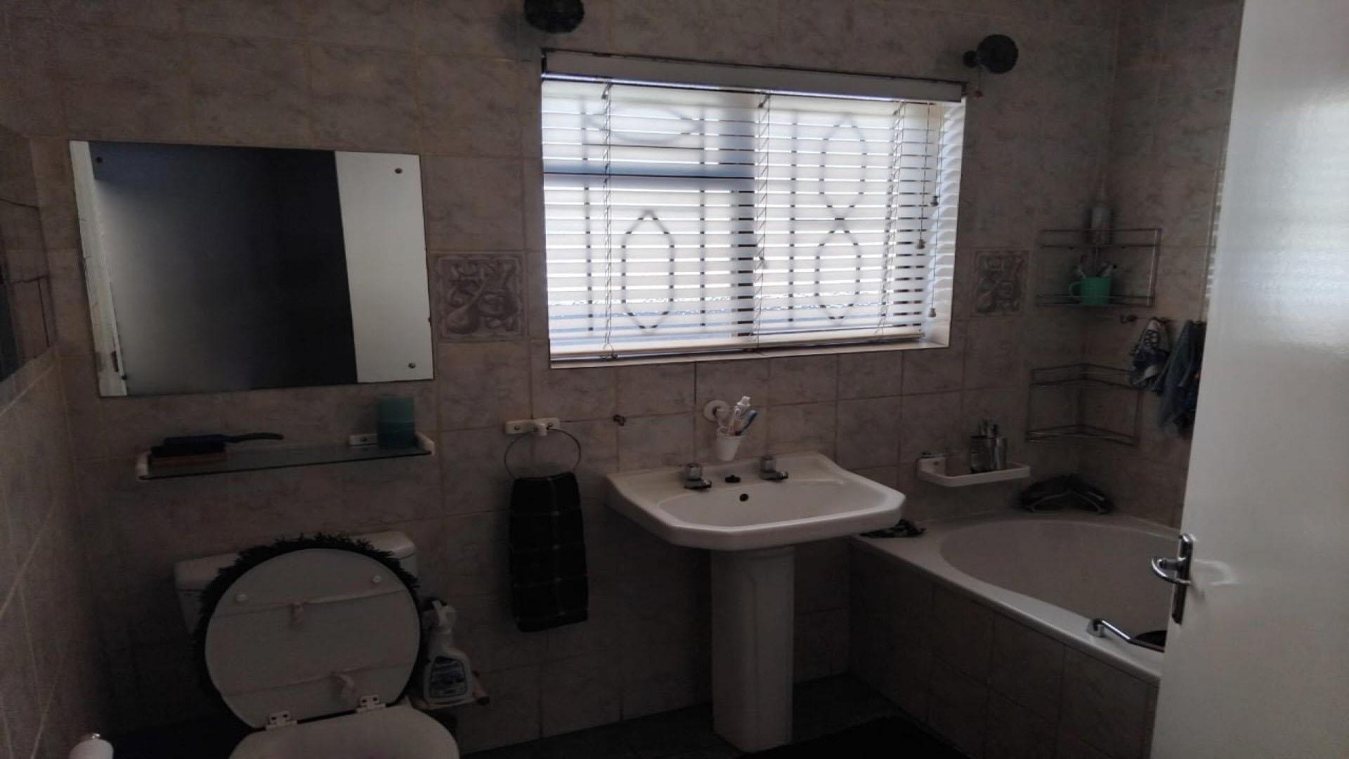 Bathroom 1 of property in Lavender Hill