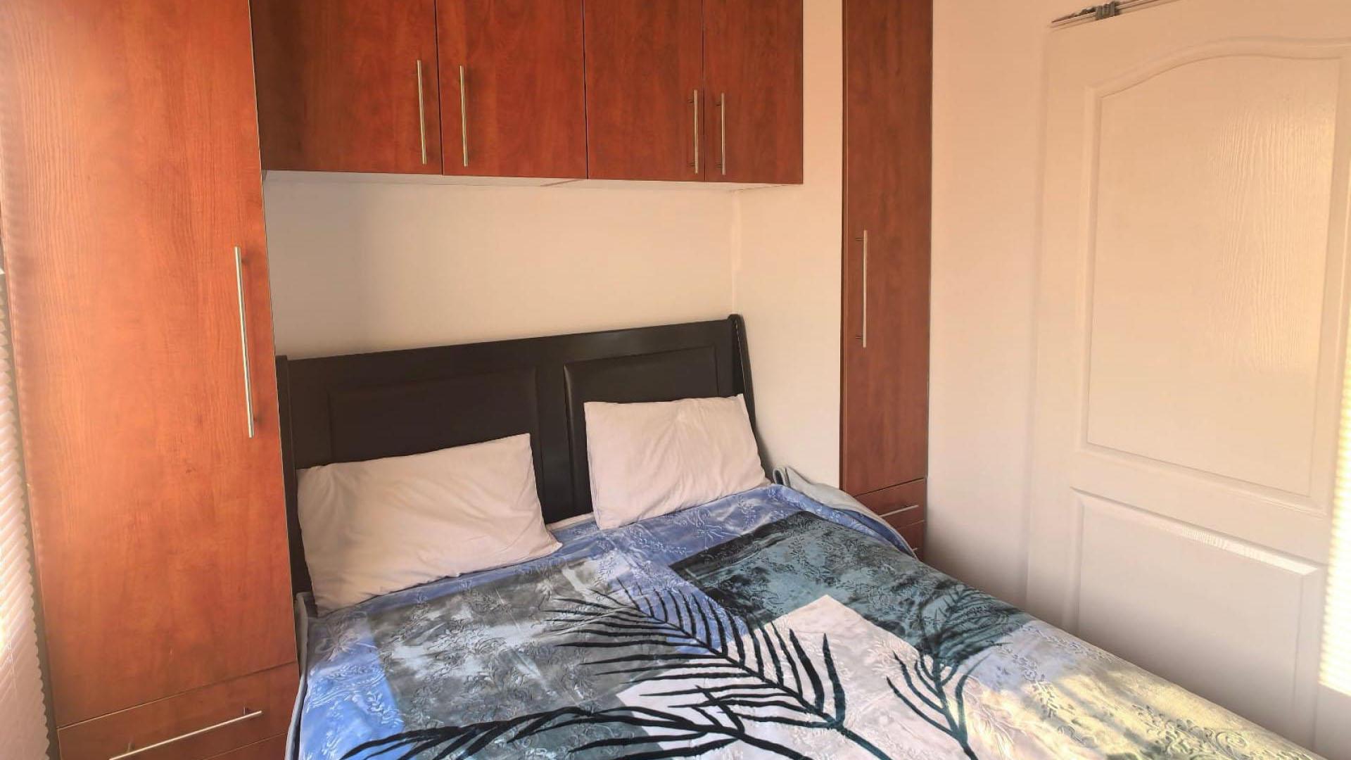 Bed Room 1 - 8 square meters of property in Fleurhof