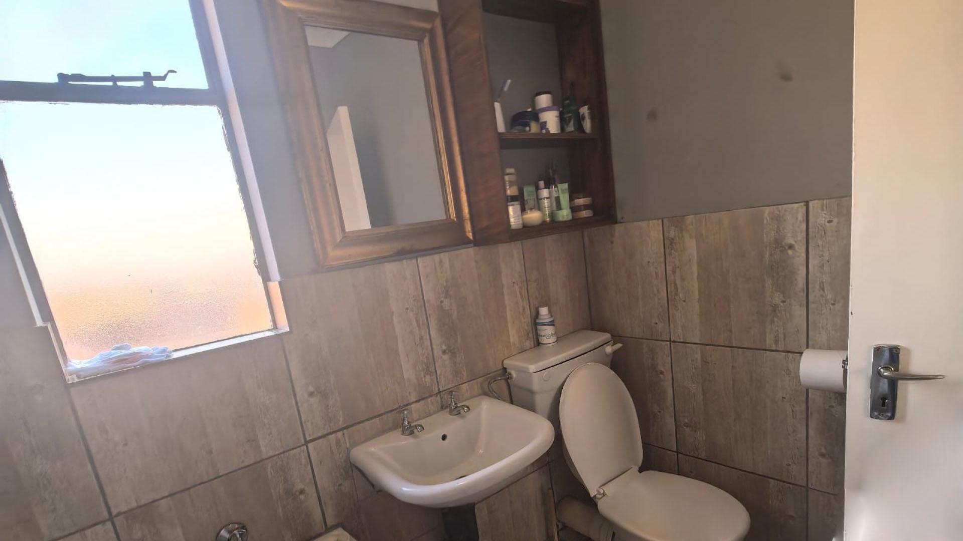 Bathroom 1 - 5 square meters of property in Fleurhof