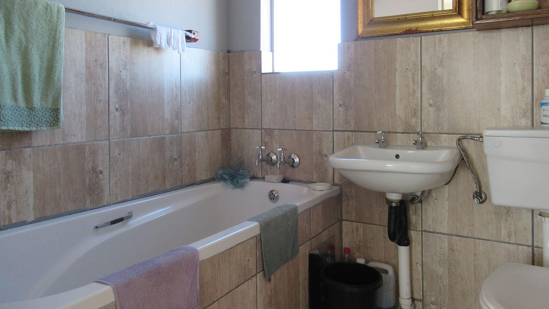 Bathroom 1 - 5 square meters of property in Fleurhof