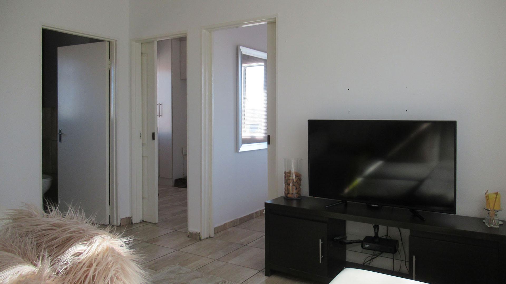 Lounges - 13 square meters of property in Fleurhof