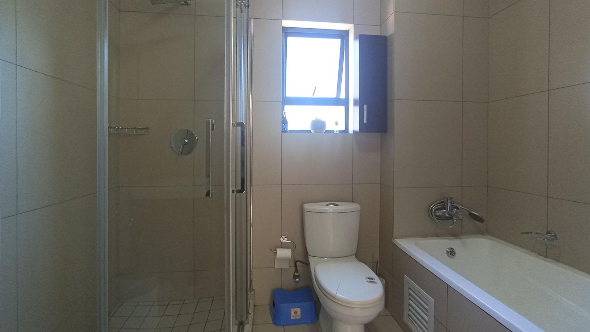 Bathroom 1 - 8 square meters of property in Erand Gardens