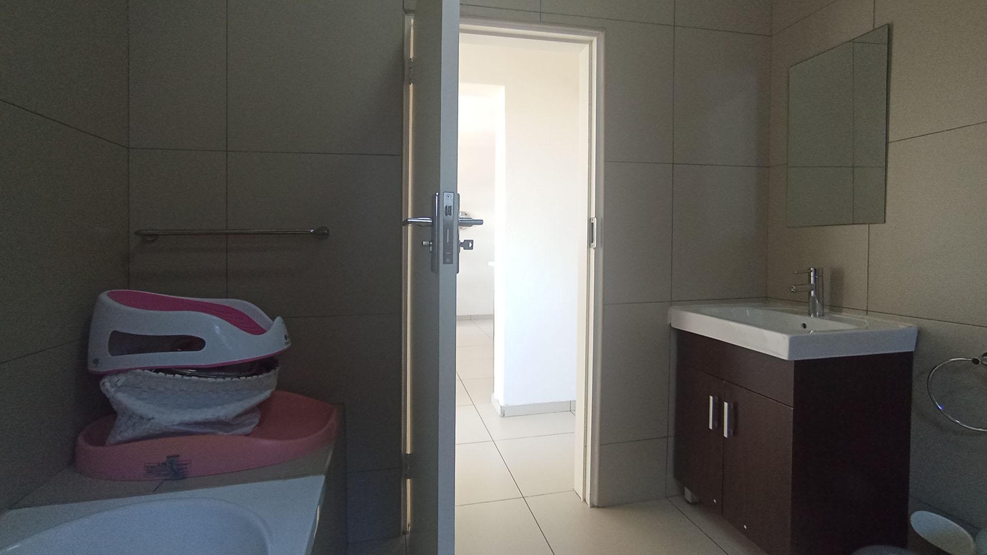 Bathroom 1 - 8 square meters of property in Erand Gardens