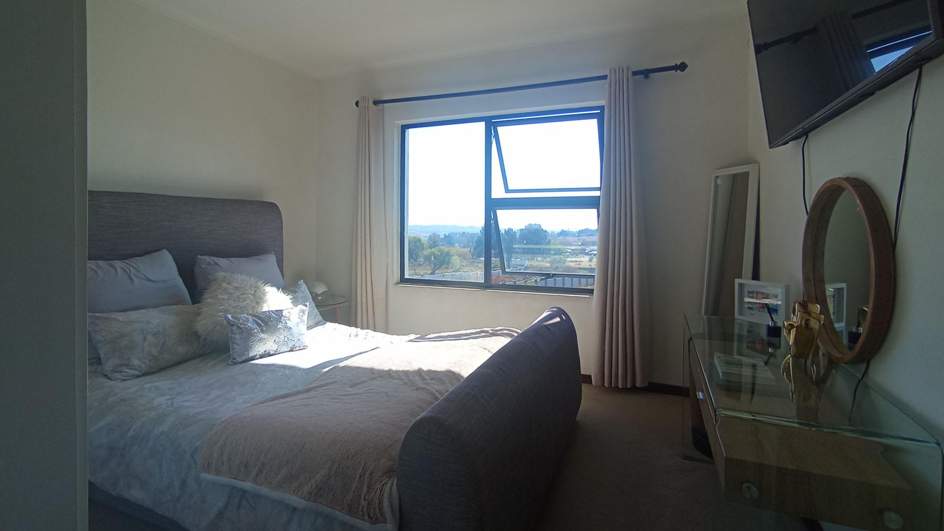 Bed Room 2 - 14 square meters of property in Erand Gardens