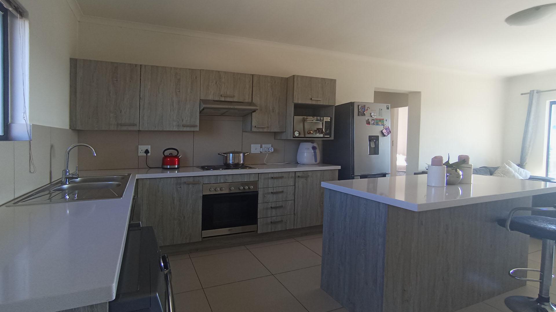 Kitchen - 16 square meters of property in Erand Gardens