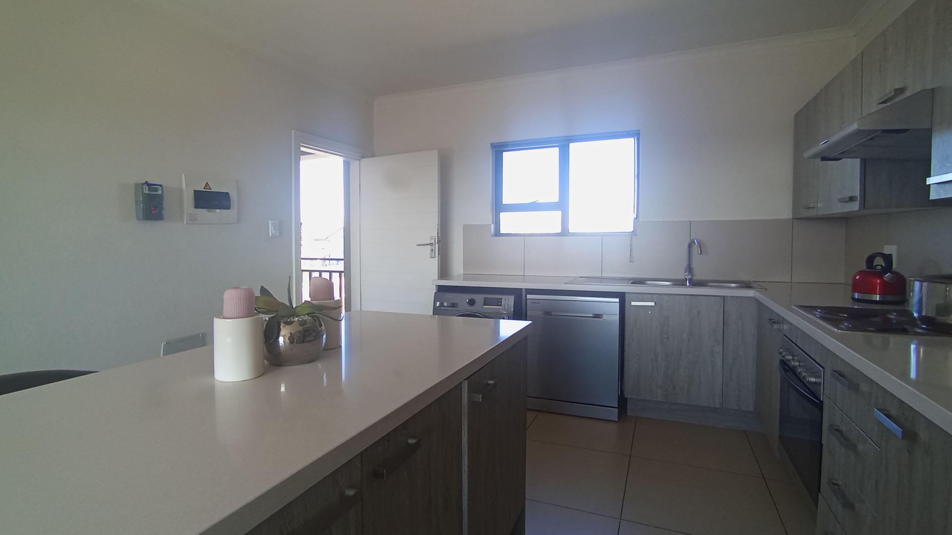 Kitchen - 16 square meters of property in Erand Gardens