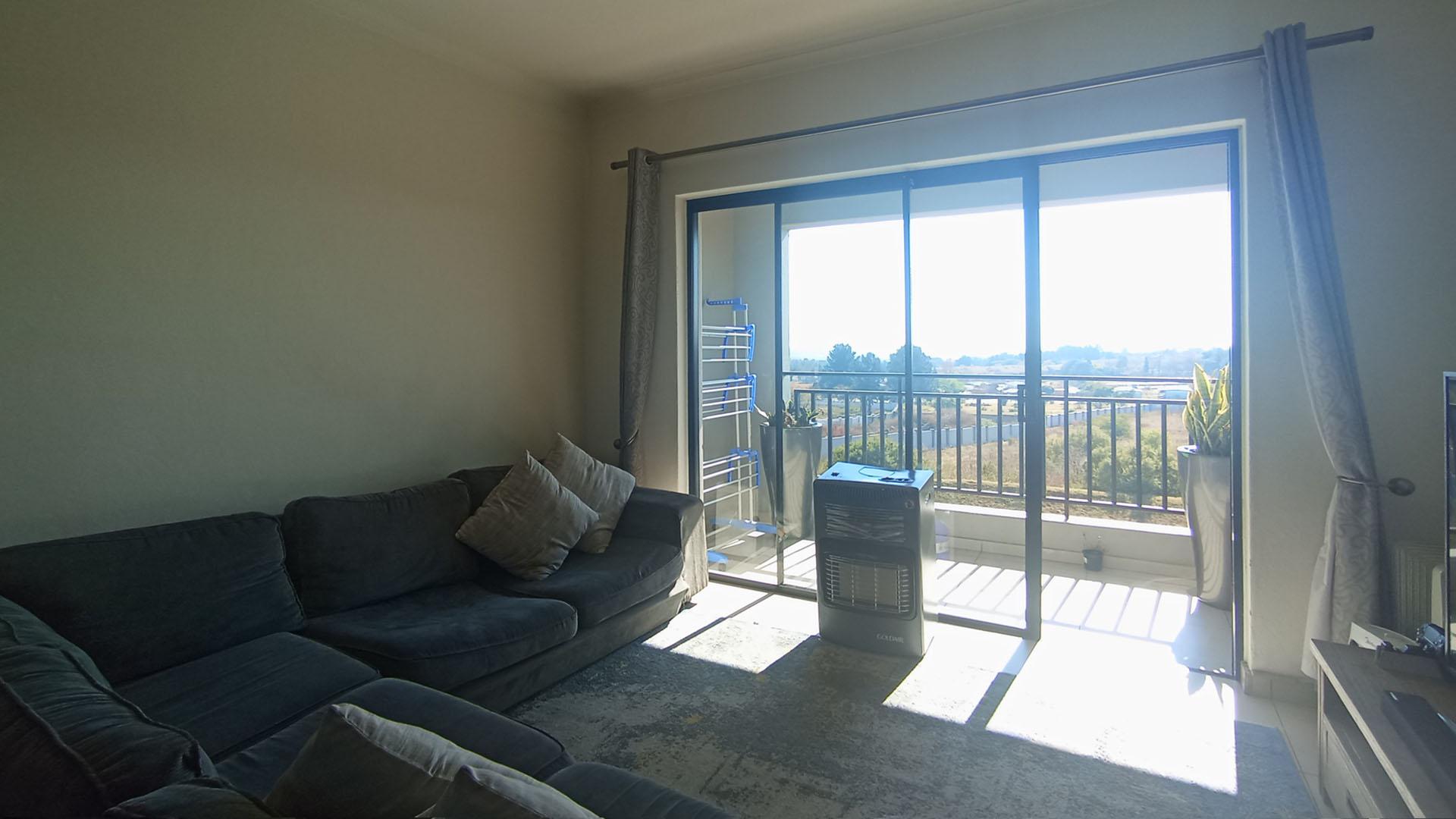 Lounges - 15 square meters of property in Erand Gardens