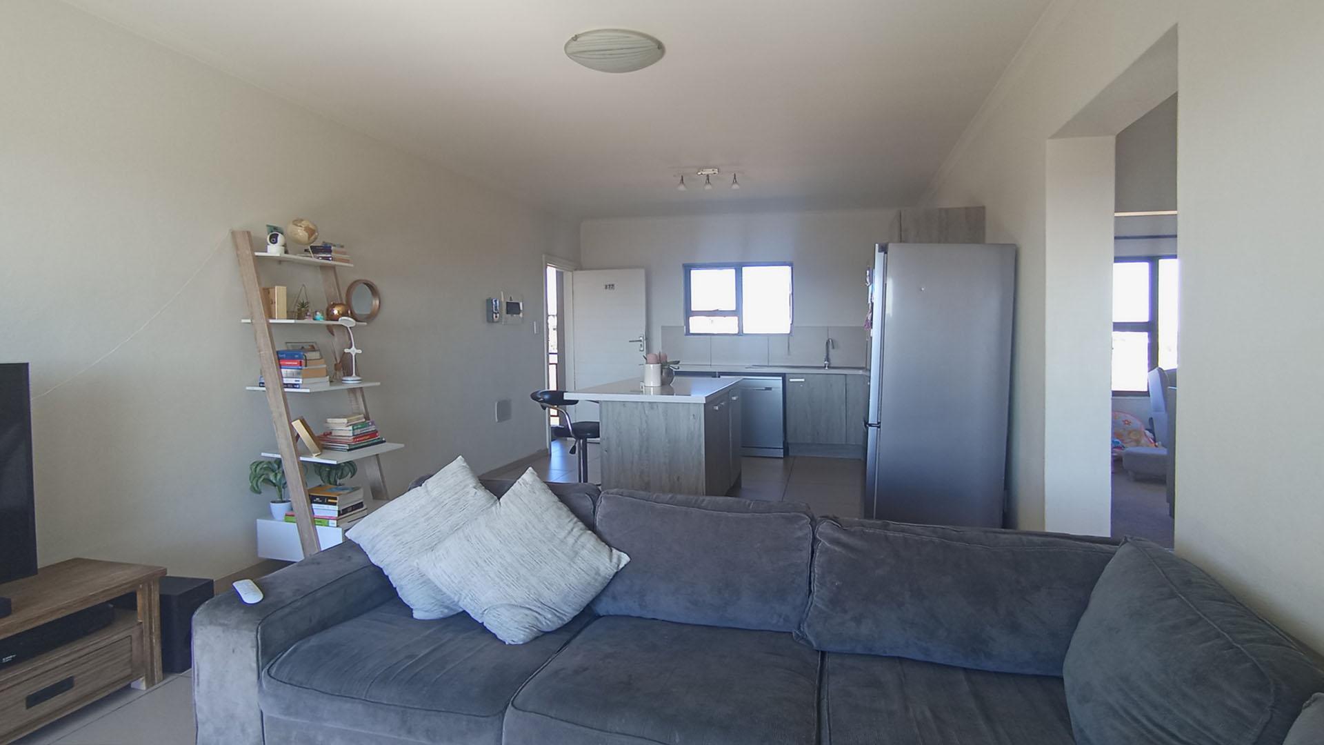 Lounges - 15 square meters of property in Erand Gardens