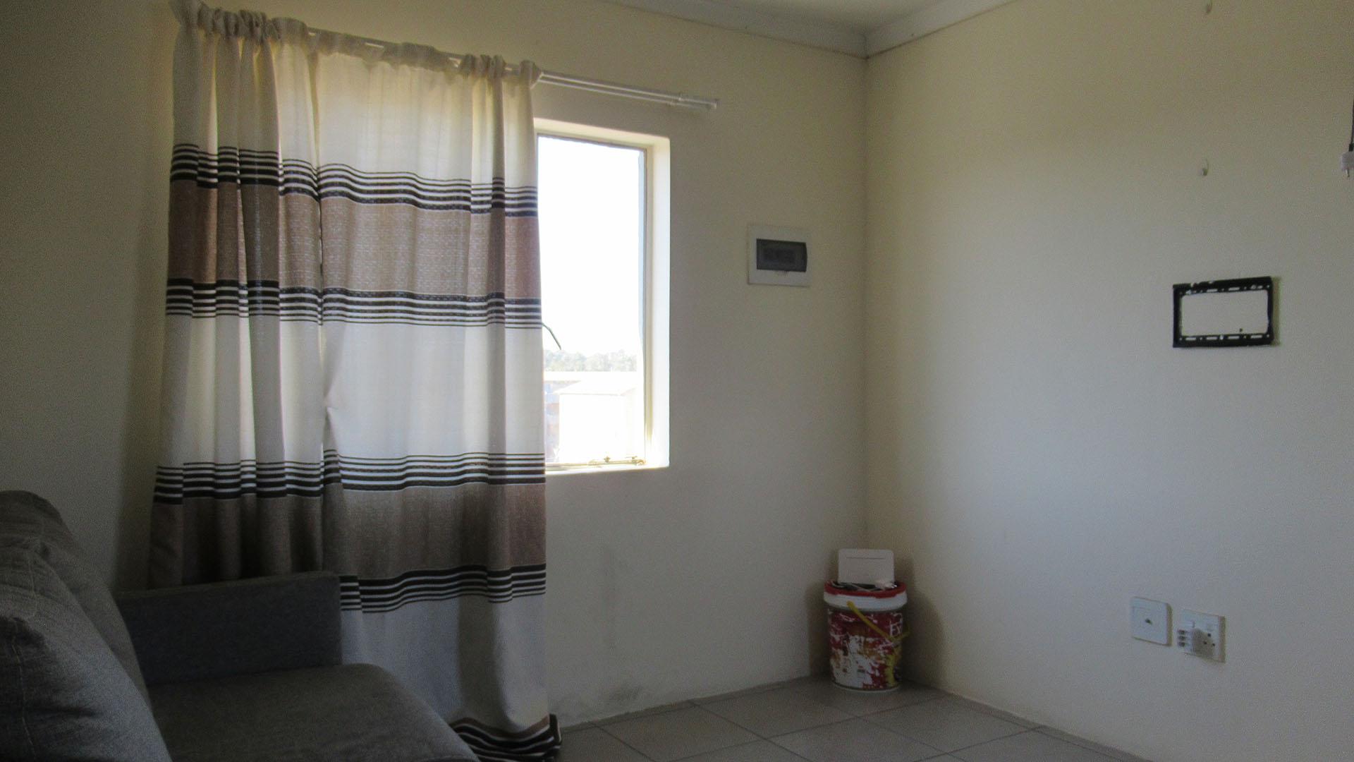 Lounges - 9 square meters of property in Fleurhof