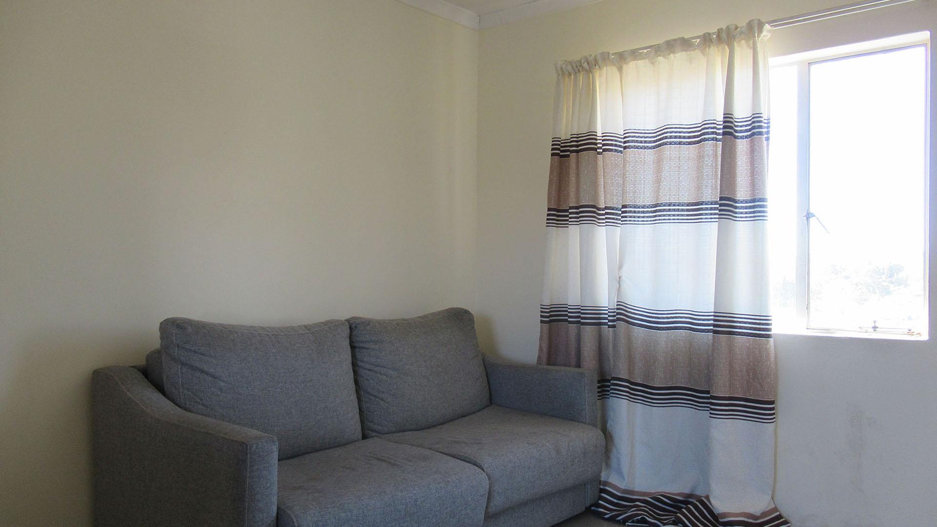 Lounges - 9 square meters of property in Fleurhof