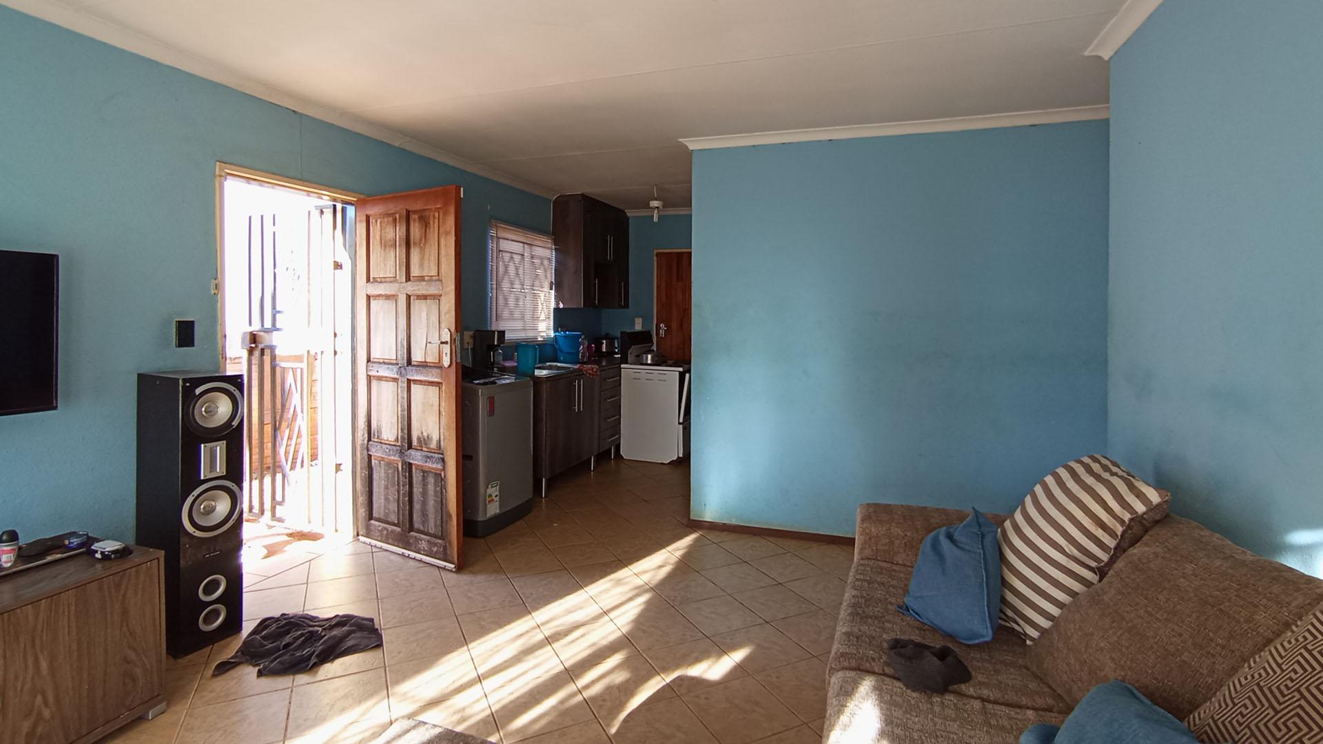 Lounges - 21 square meters of property in The Orchards