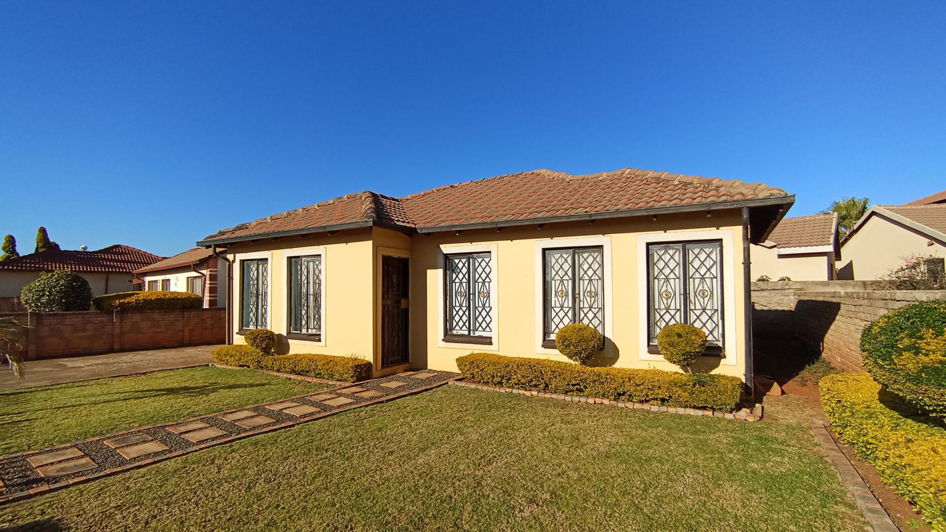 Front View of property in The Orchards