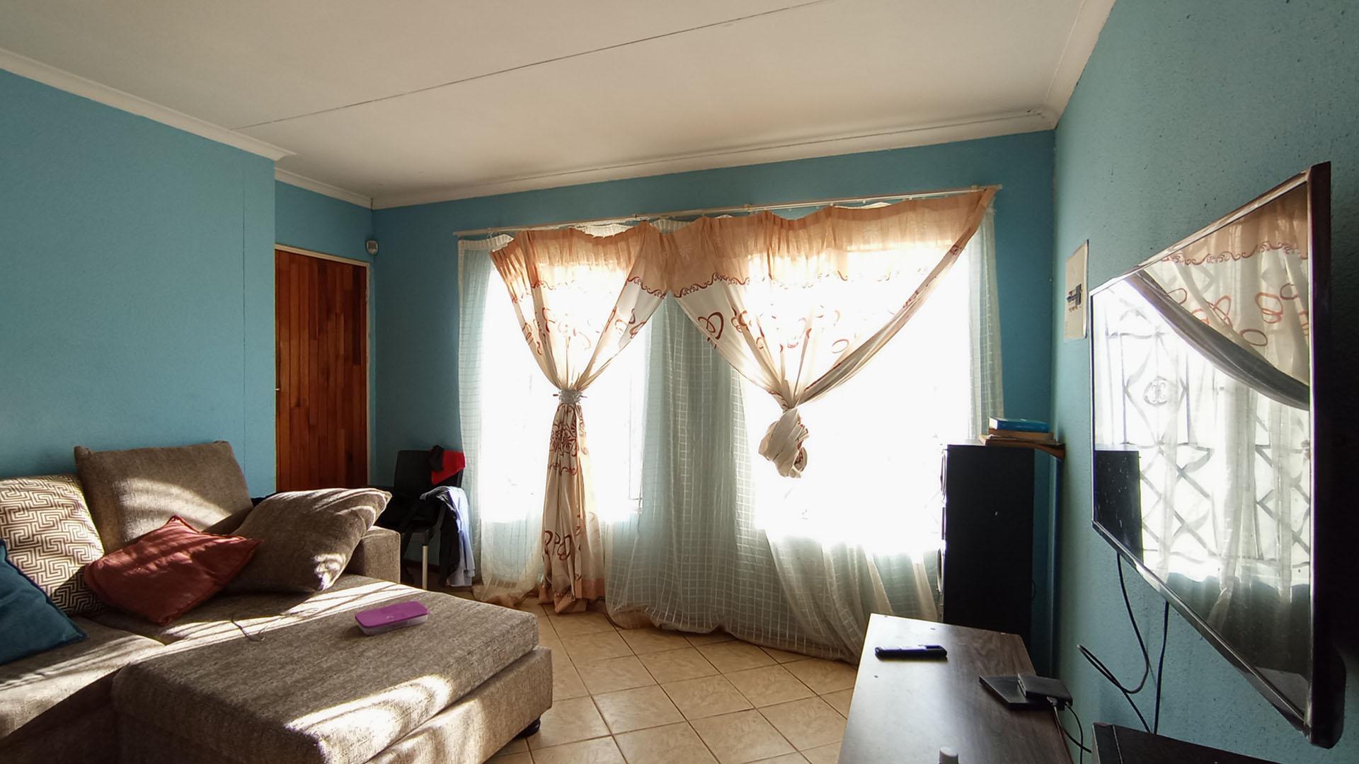 Lounges - 21 square meters of property in The Orchards