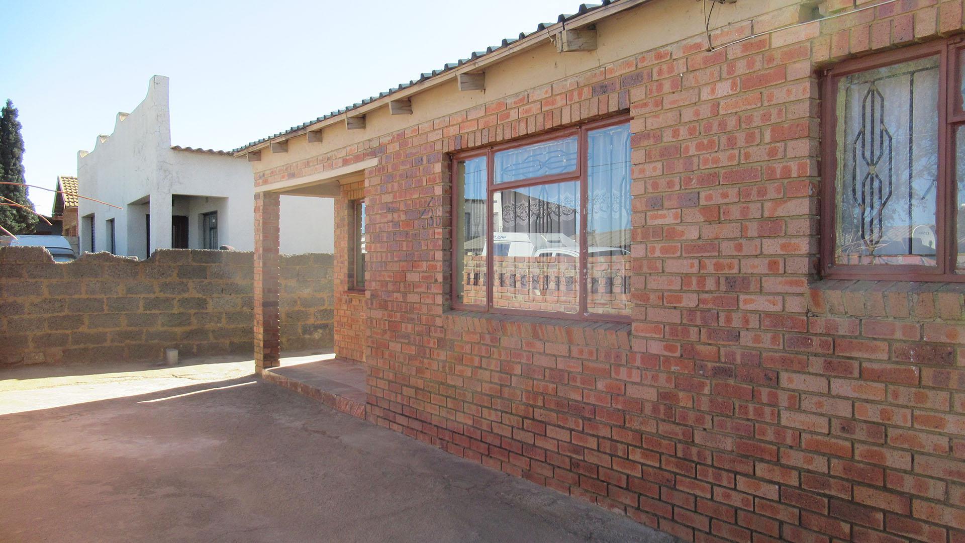 Front View of property in Senaoane