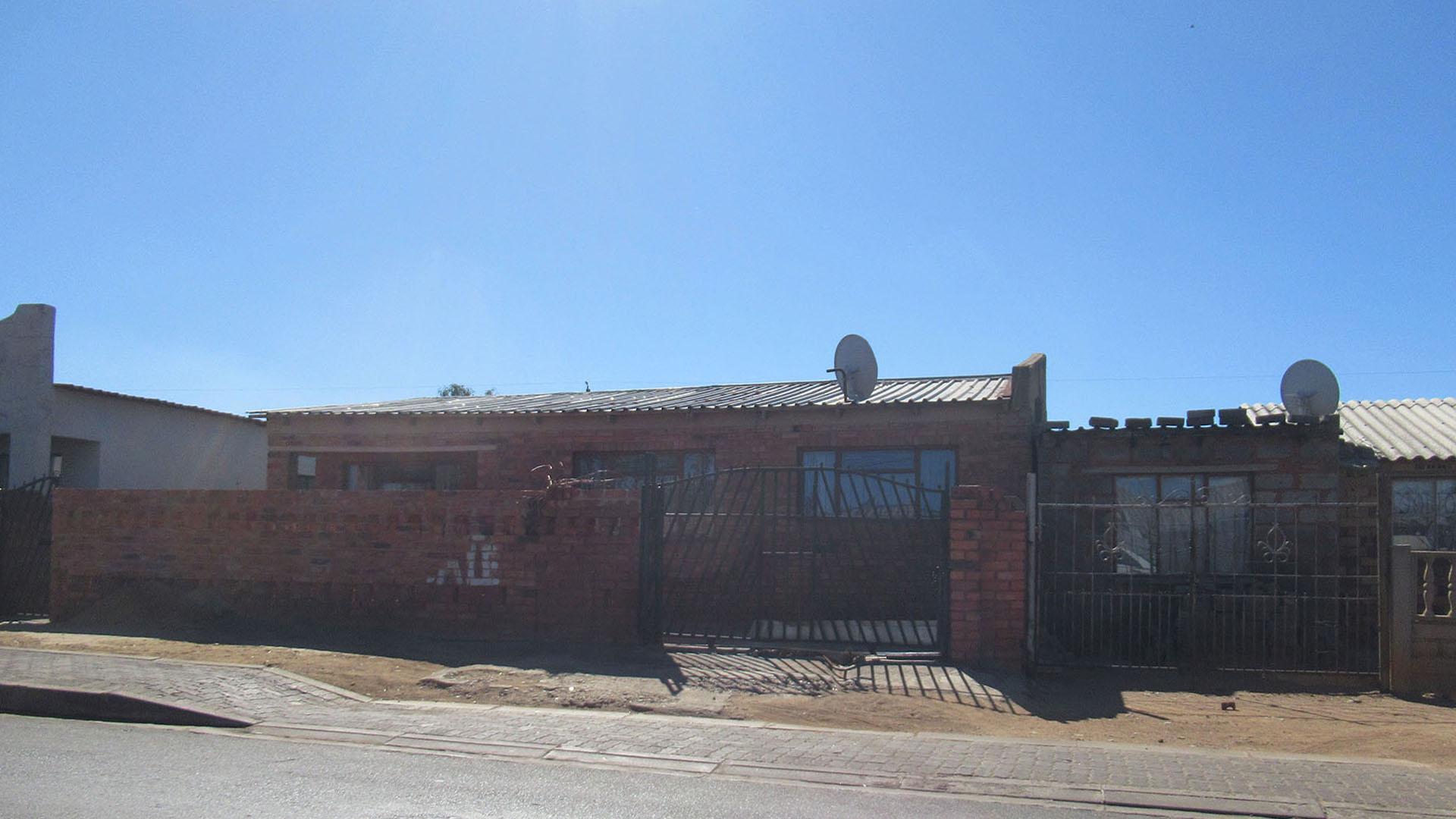 Front View of property in Senaoane