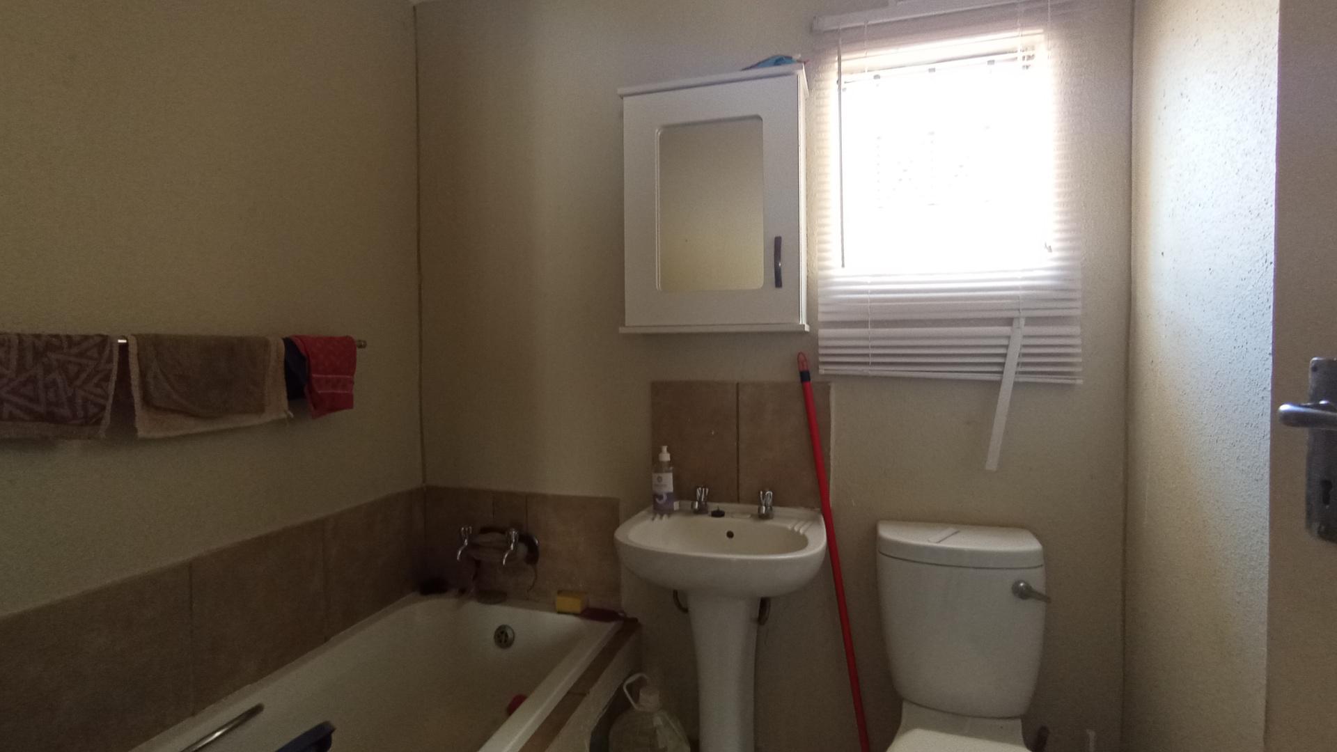 Bathroom 1 - 4 square meters of property in Mamelodi