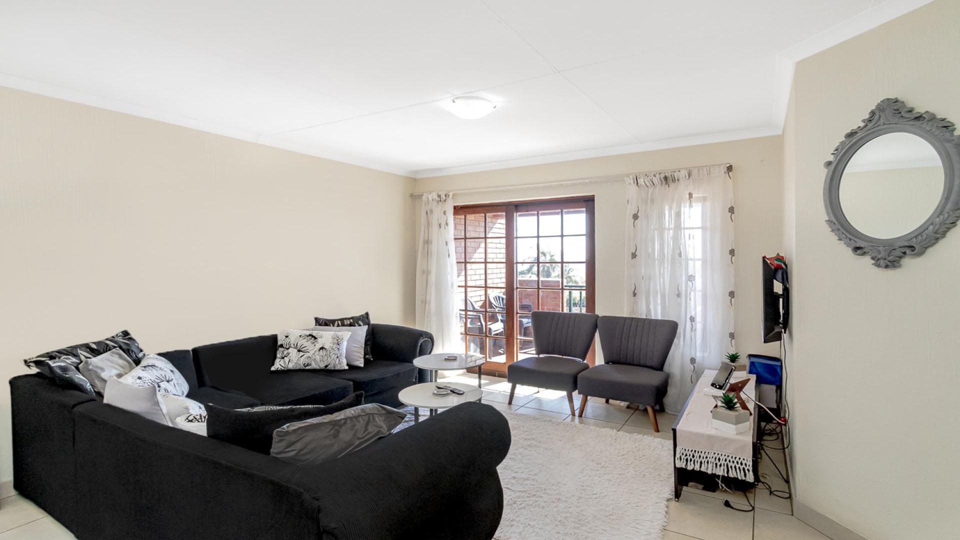 Lounges of property in Constantia Kloof