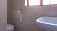 Bathroom 1 - 4 square meters of property in Constantia Kloof