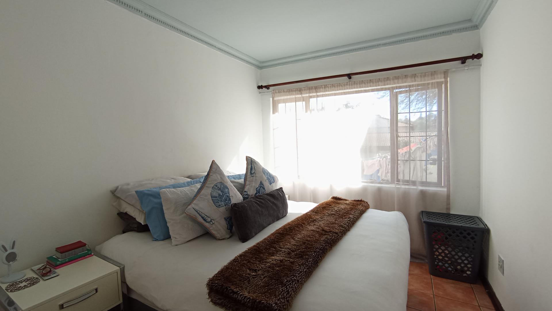 Bed Room 1 - 10 square meters of property in Observatory - JHB