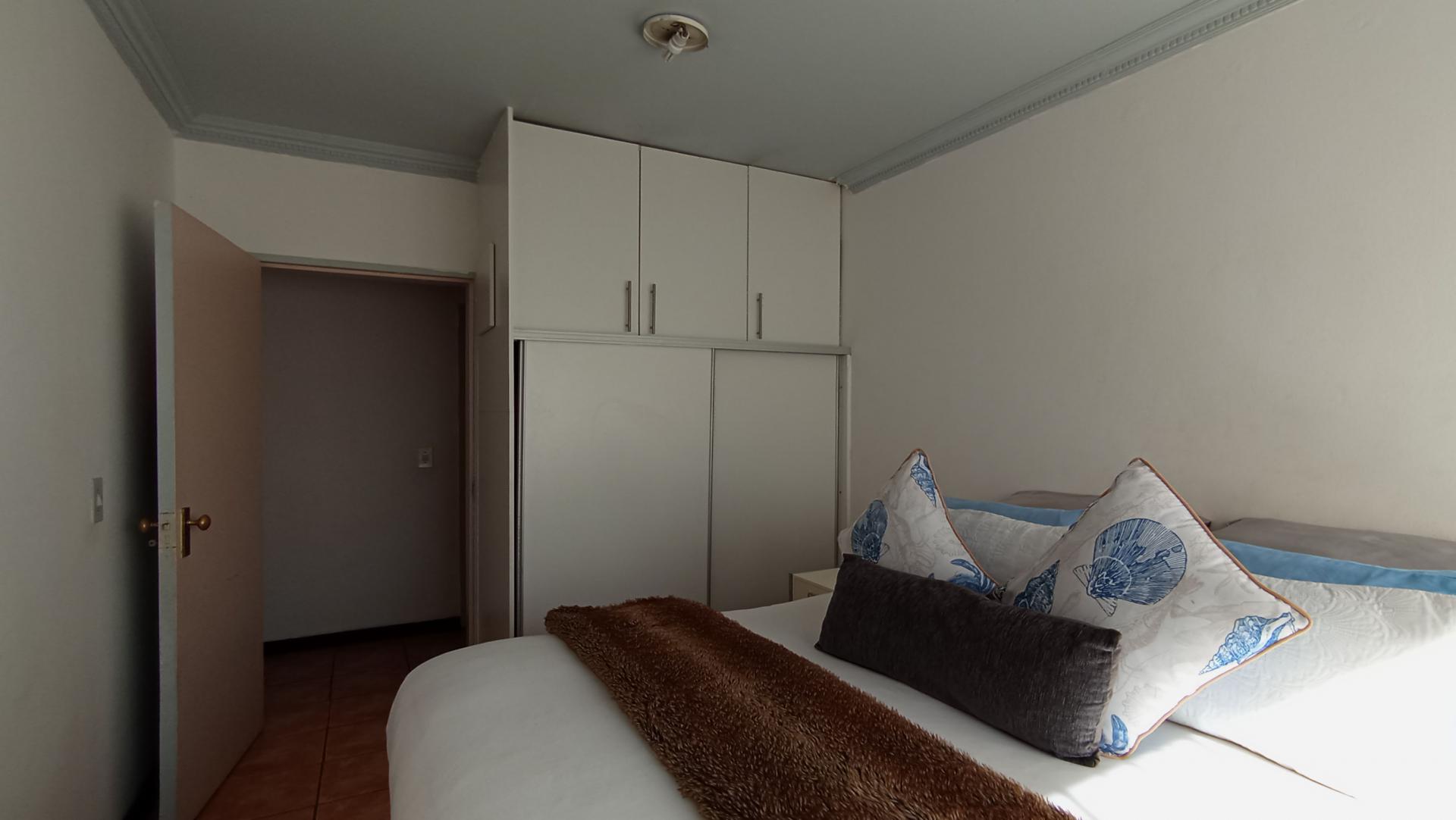 Bed Room 1 - 10 square meters of property in Observatory - JHB