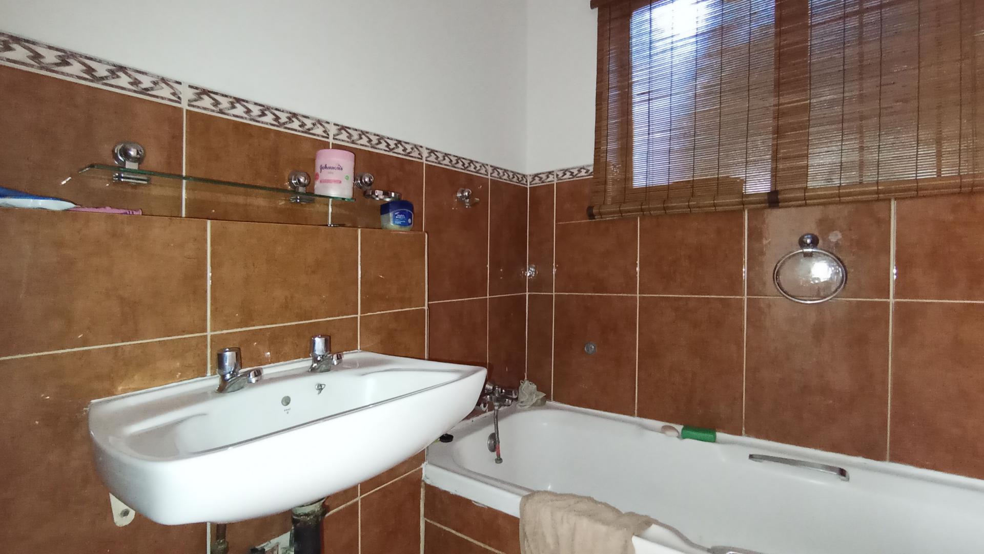 Bathroom 1 - 4 square meters of property in Observatory - JHB