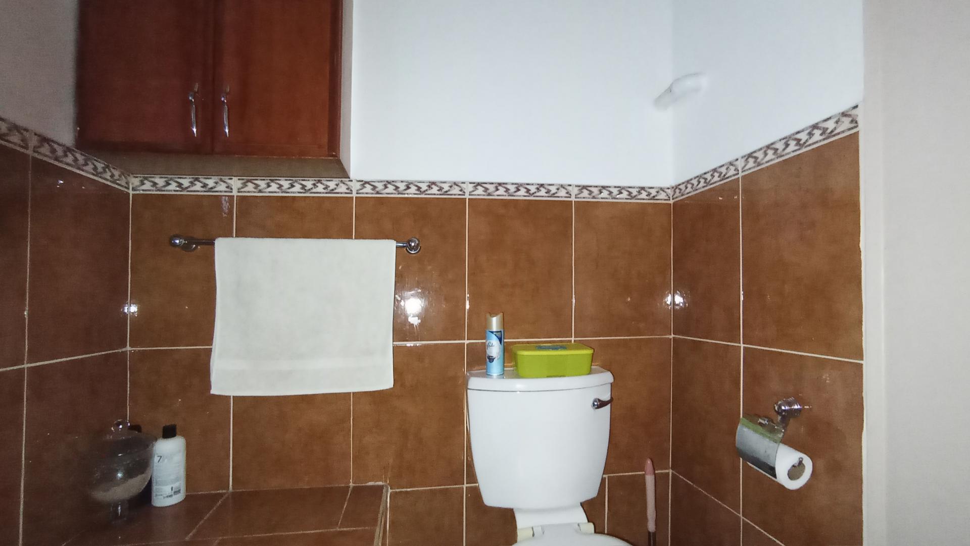 Bathroom 1 - 4 square meters of property in Observatory - JHB