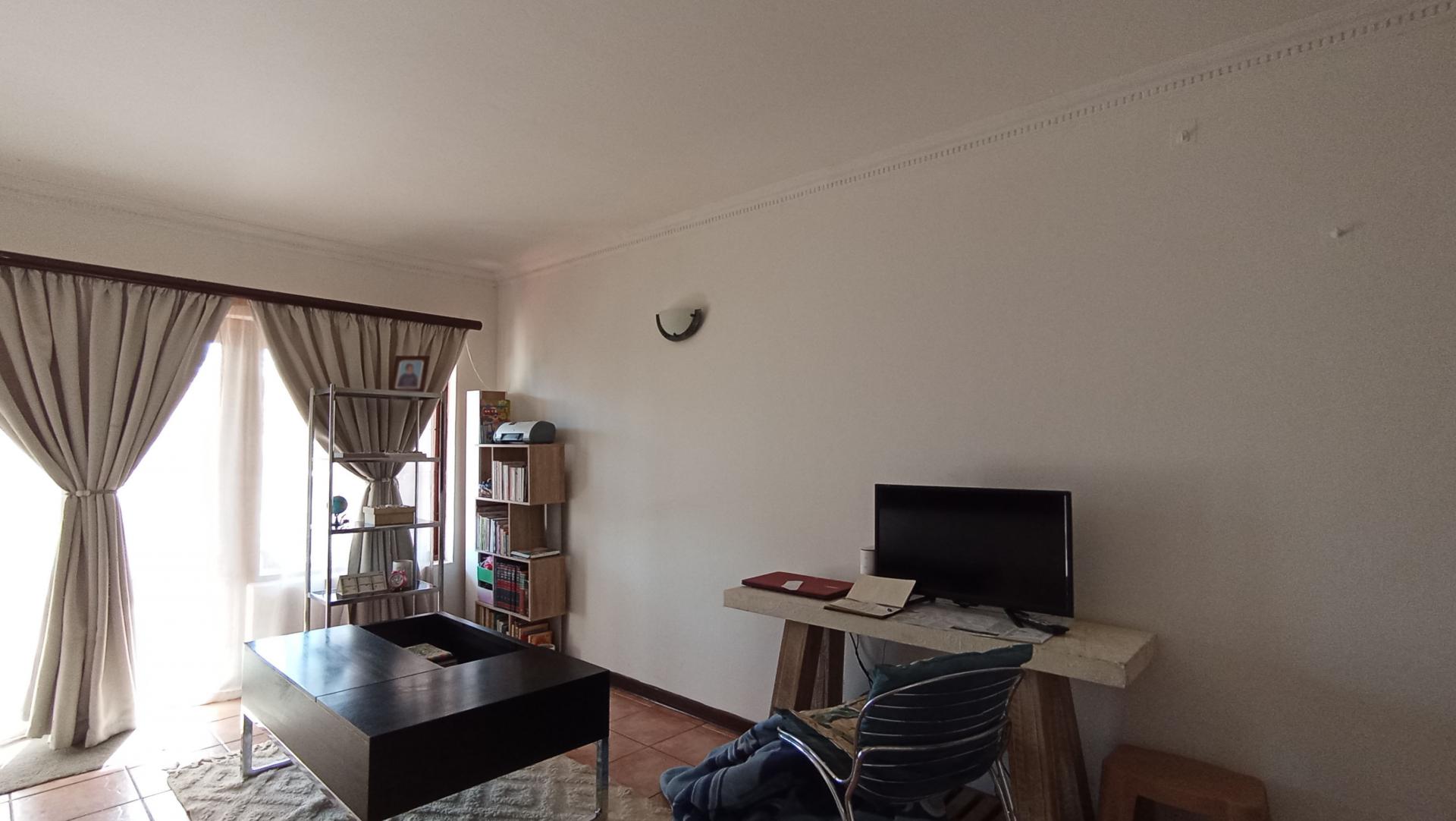 Lounges - 17 square meters of property in Observatory - JHB