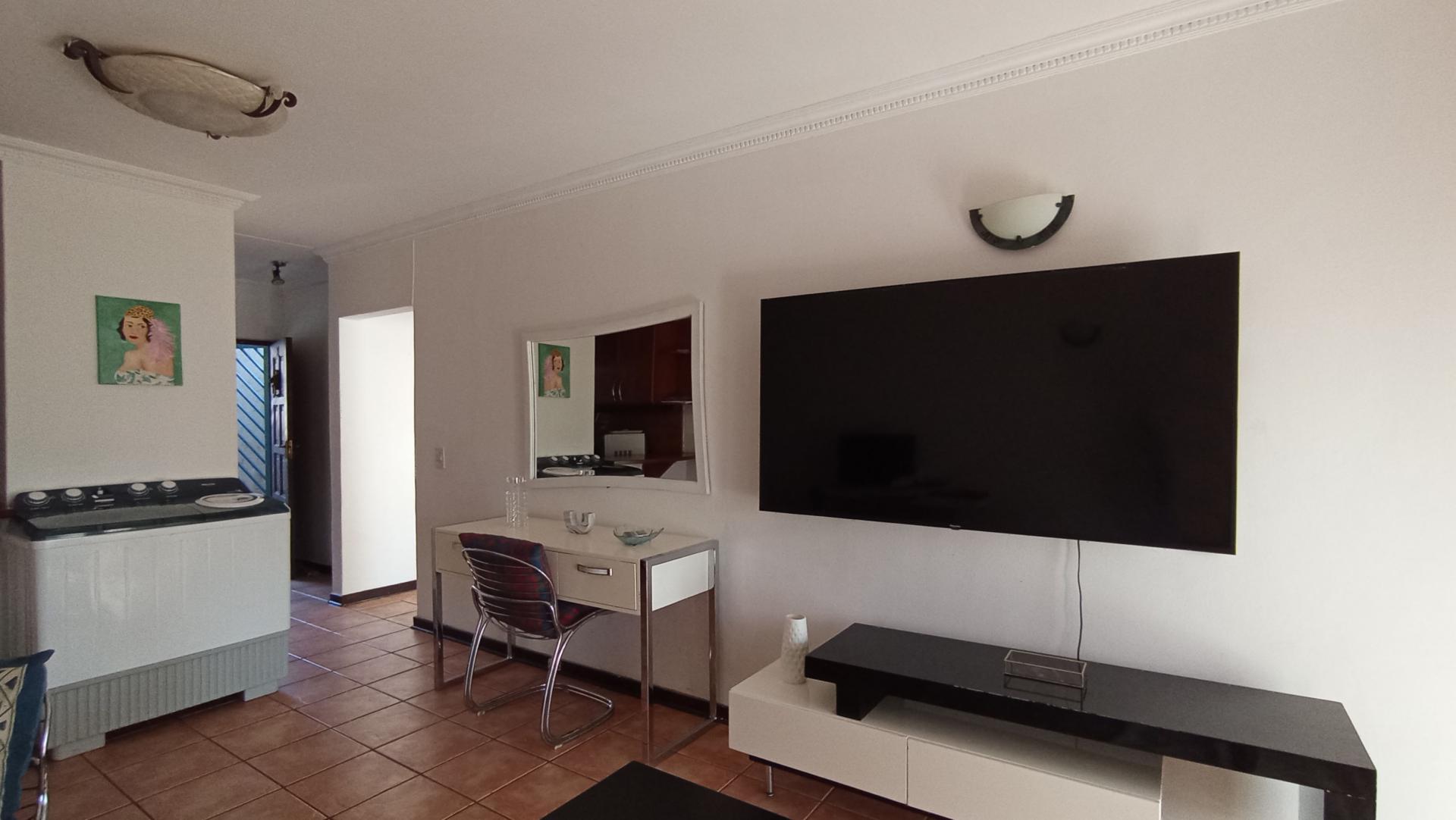 Lounges - 17 square meters of property in Observatory - JHB